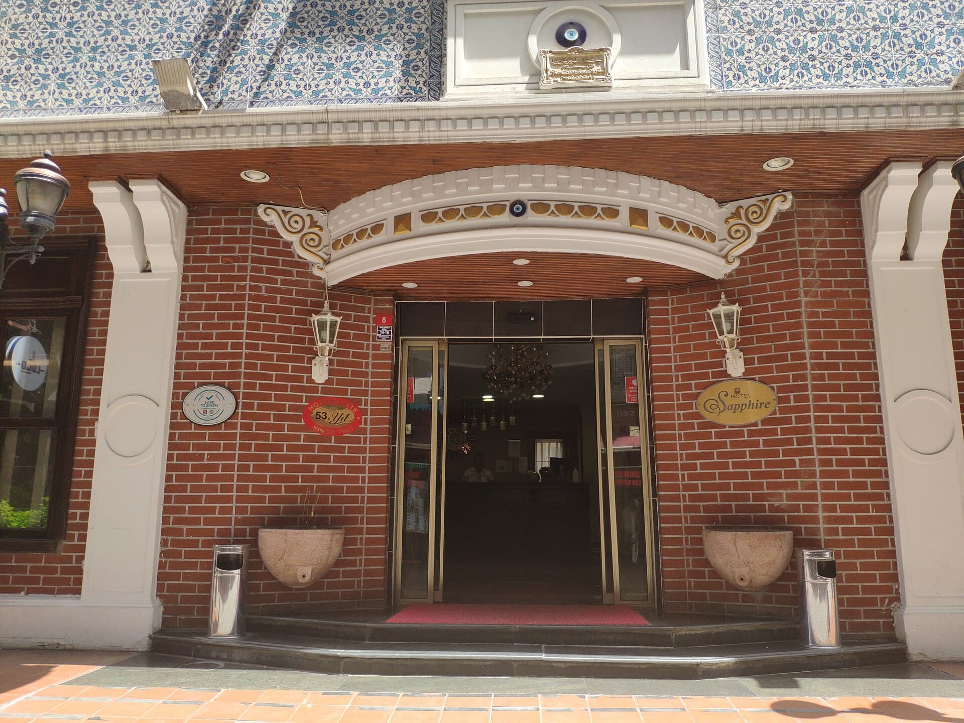 Hotel Sapphire (via Wikimedia Commons, CC BY-SA 4.0)