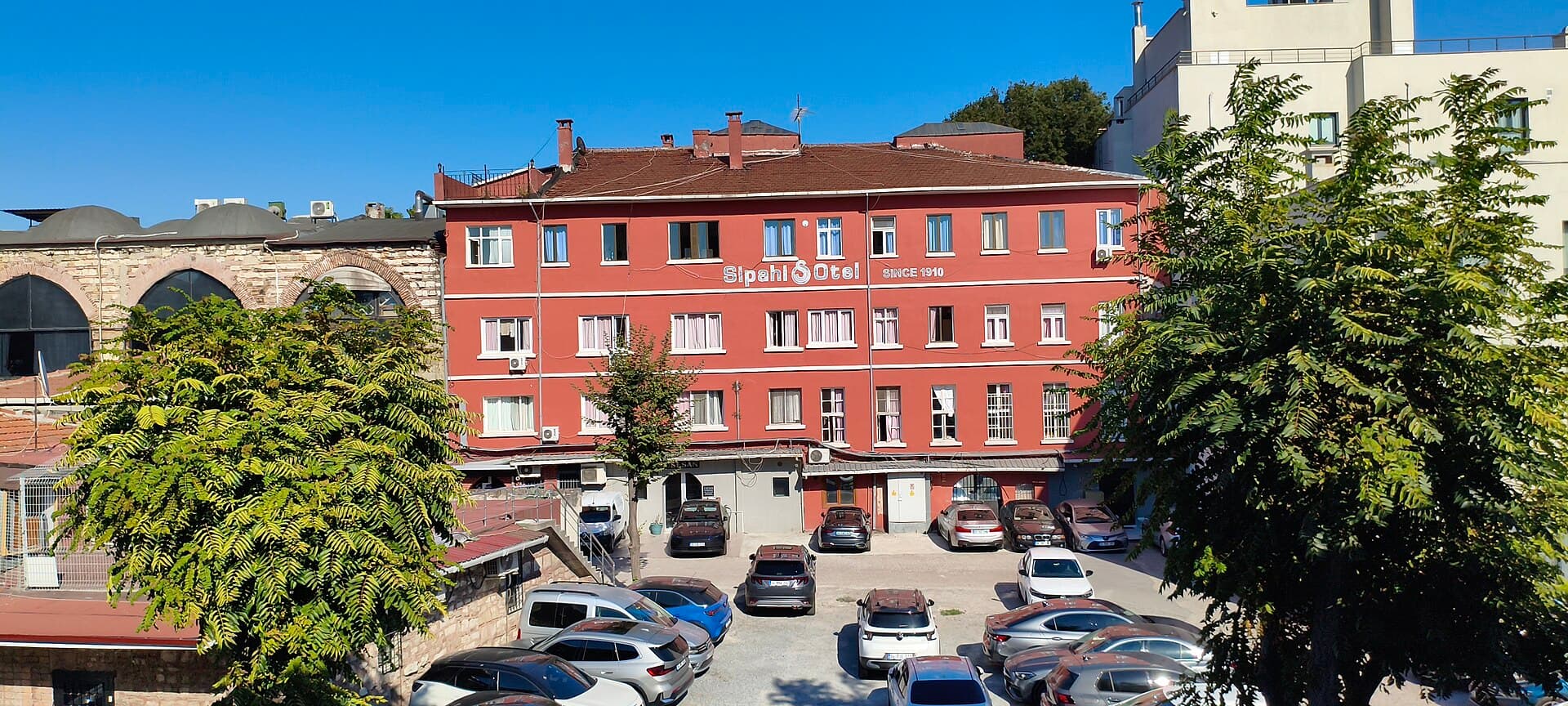 Sipahi Otel (via Wikimedia Commons, CC BY-SA 4.0)