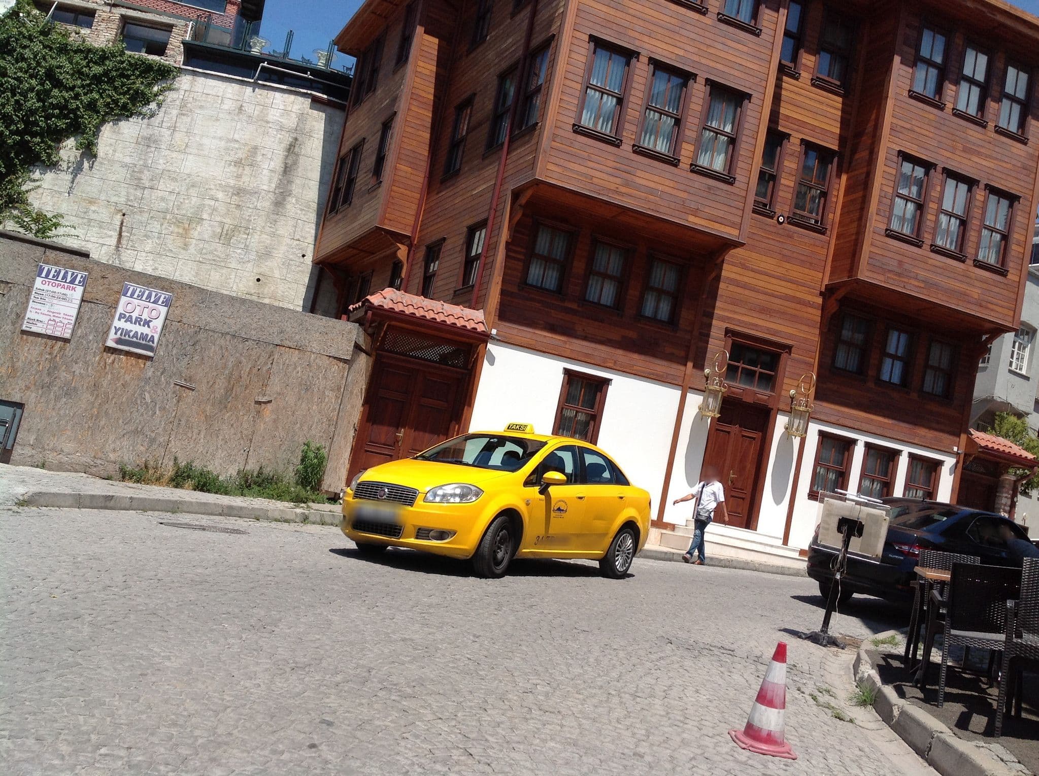 Street view near Divalis Hotel, Sultanahmet