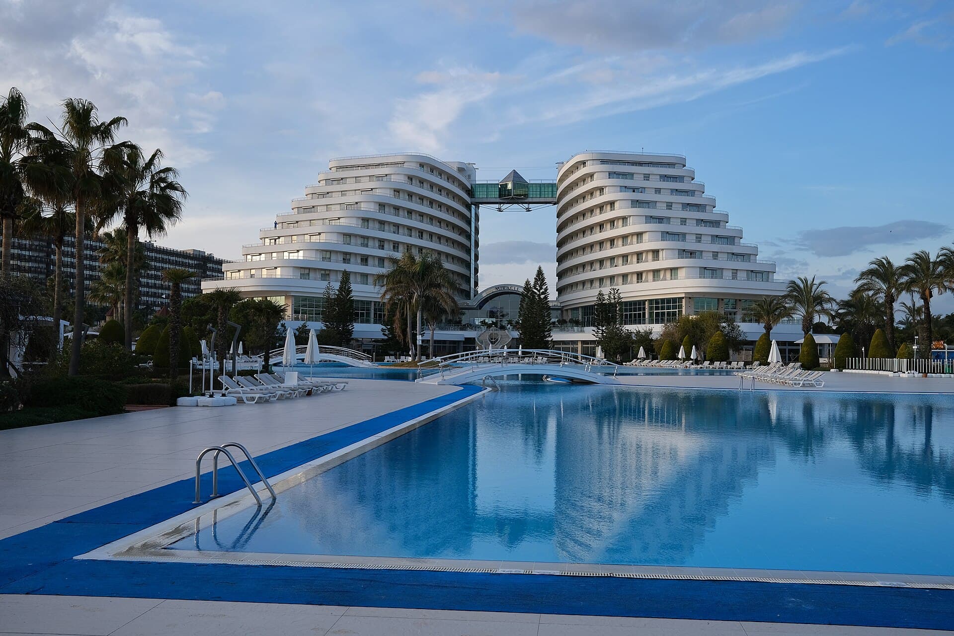 Miracle Hotel (via Wikimedia Commons, CC BY-SA 4.0)