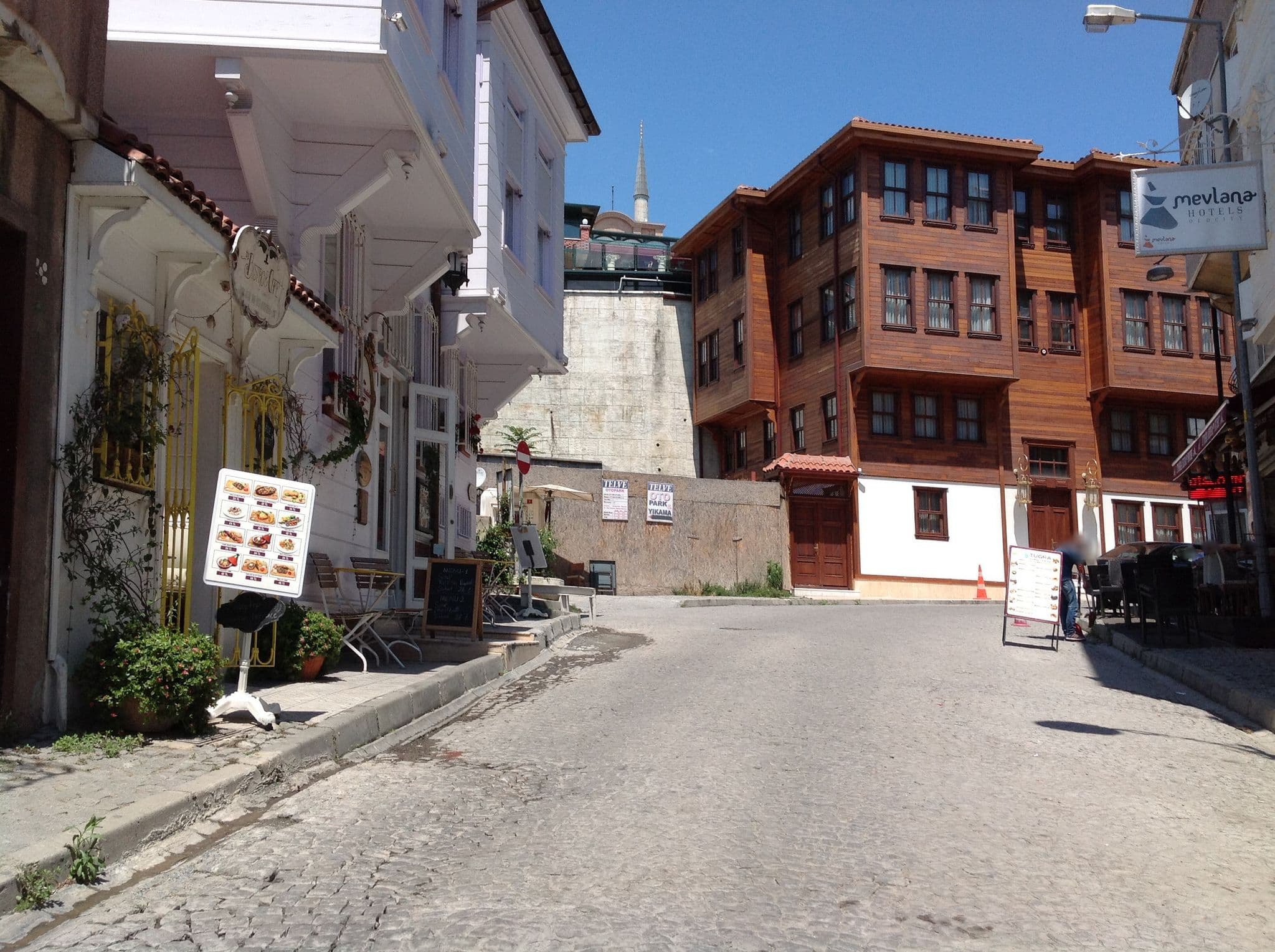 Street view near Darussaade Istambul Hotel, Sultanahmet