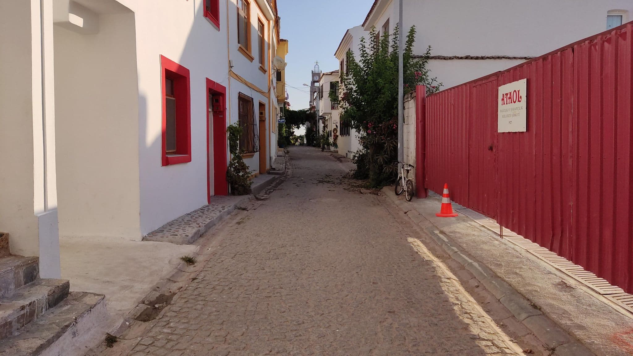 Street view near Eflatun Pansiyon, Bozcaada — © orkut (CC BY-SA · Mapillary)