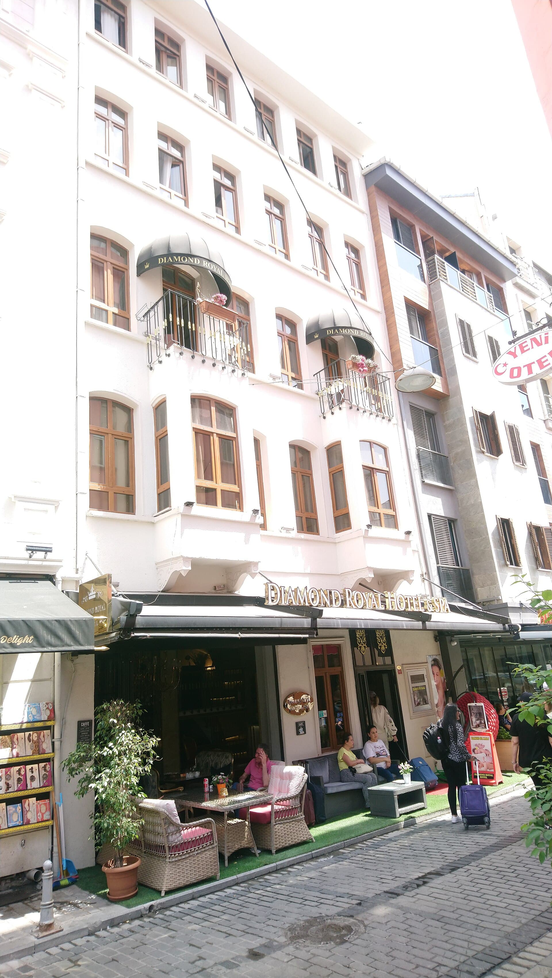 Diamond Royal Hotel (via Wikimedia Commons, CC0)
