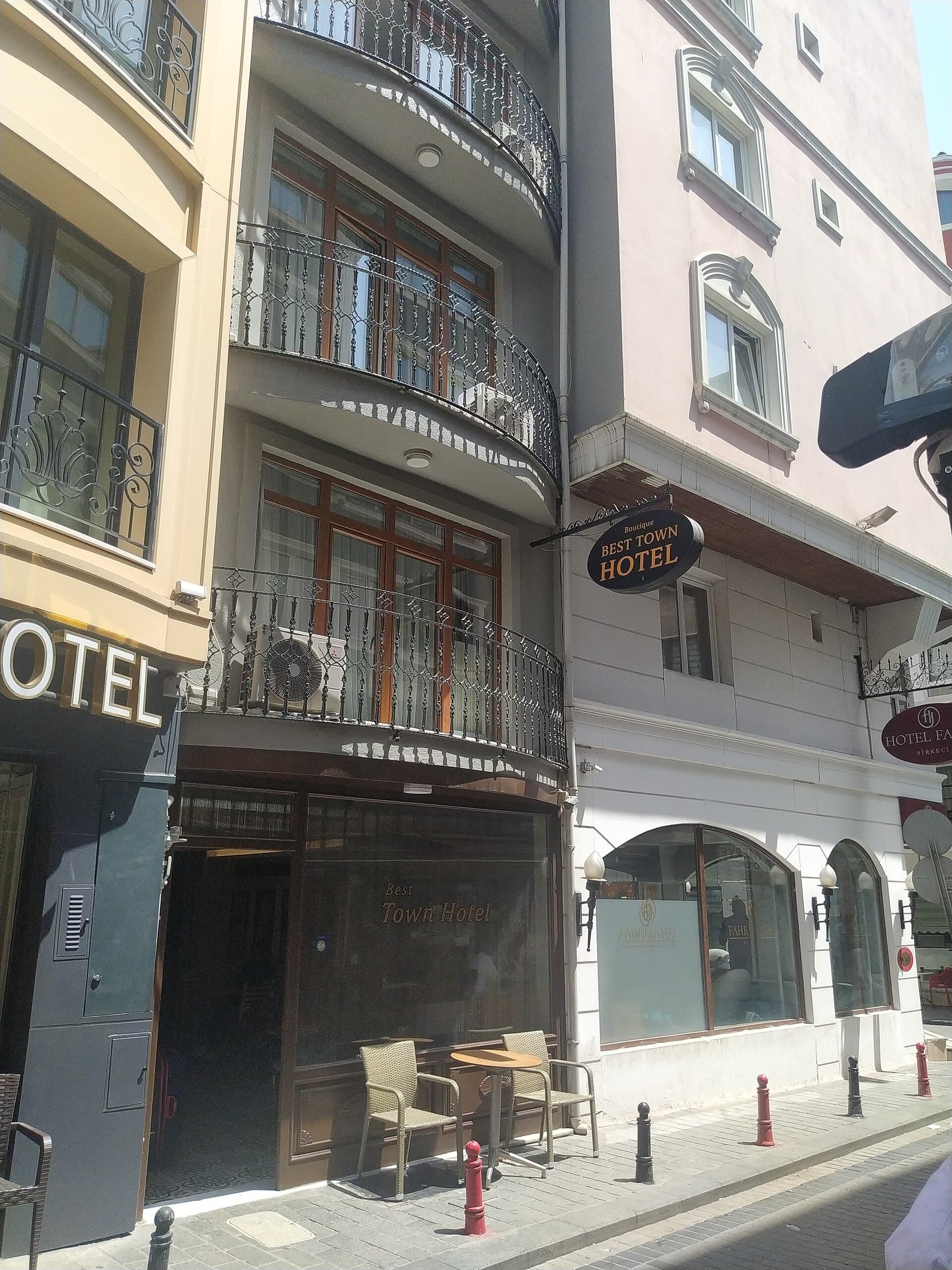 Best Town Hotel (via Wikimedia Commons, CC0)