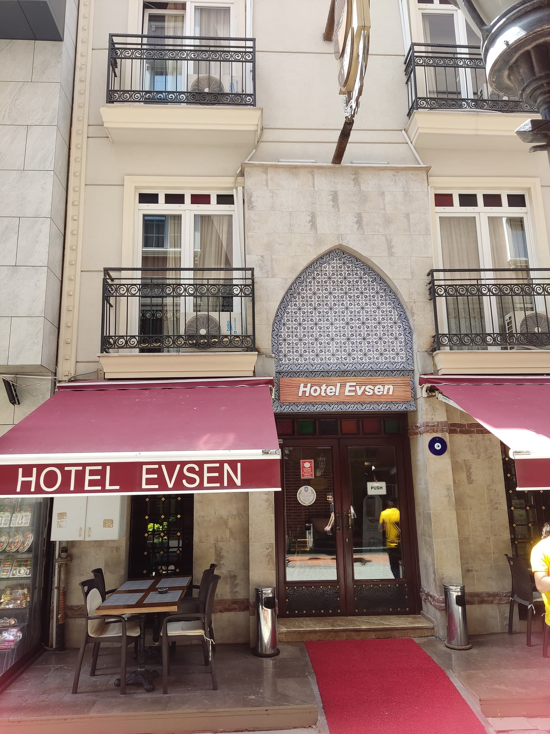 Hotel Evsen (via Wikimedia Commons, CC BY-SA 4.0)