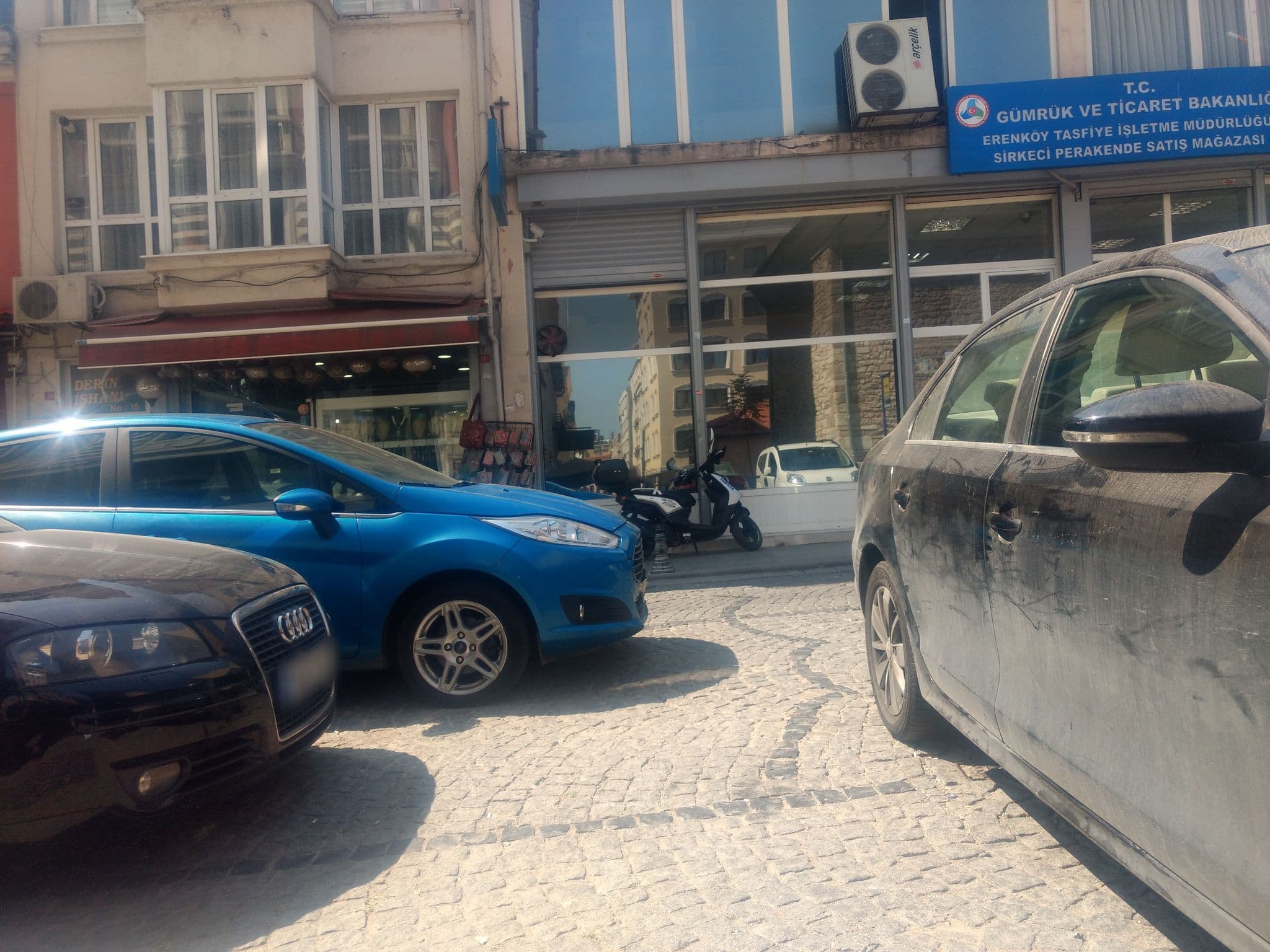 Street view near Agan Hotel Sirkeci, Eminönü — © mapeadora (CC BY-SA · Mapillary)