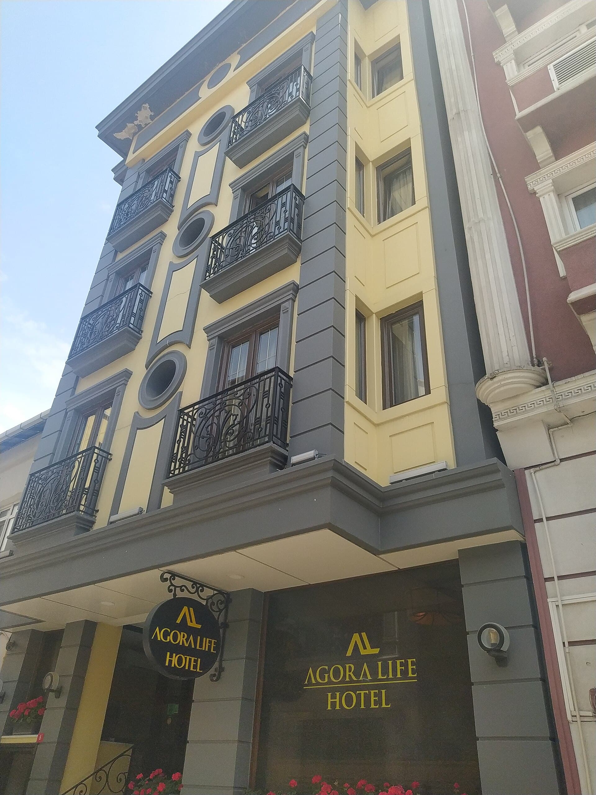 Agora Life Hotel (via Wikimedia Commons, CC0)