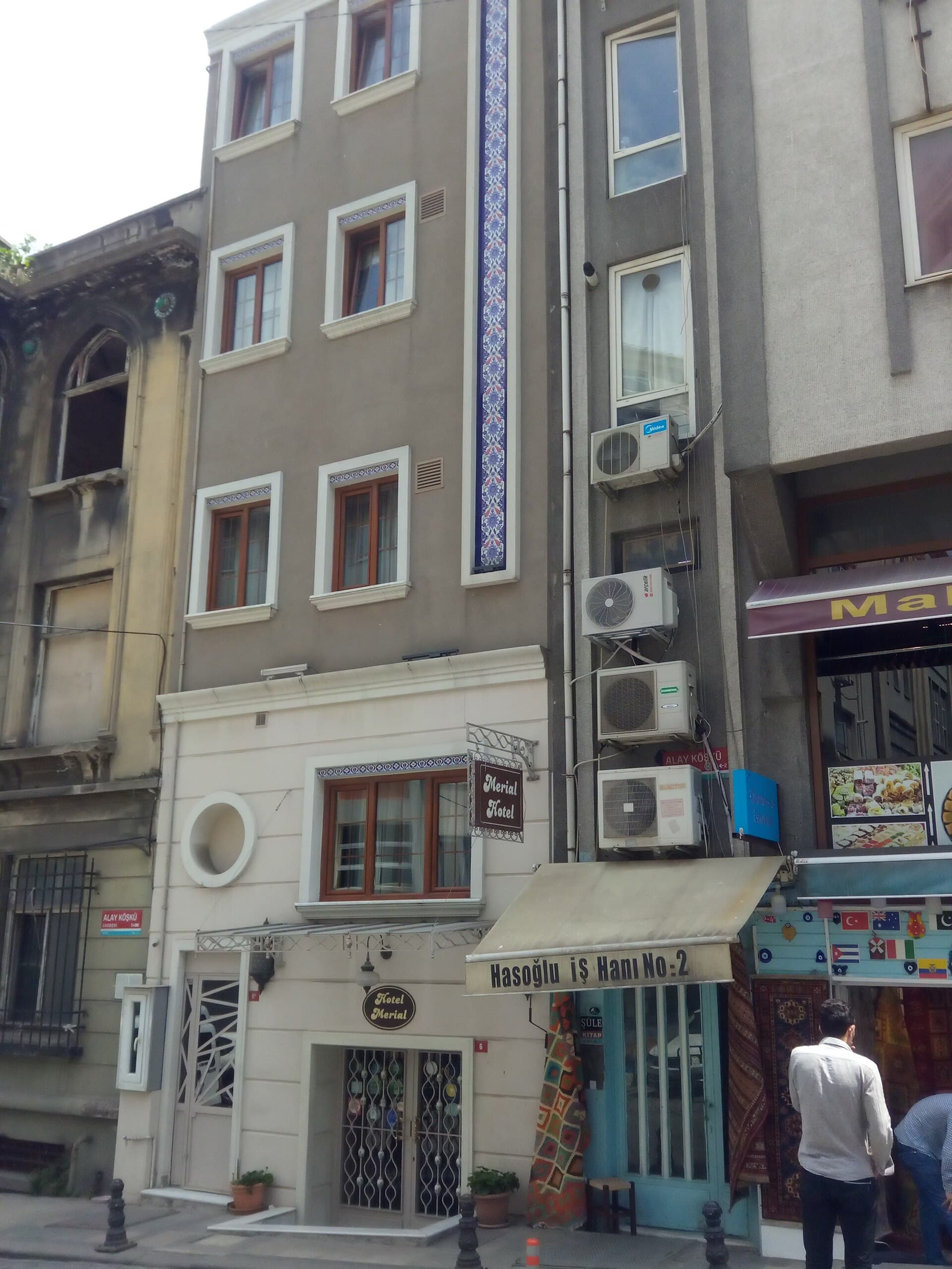 Merial Hotel (via Wikimedia Commons, CC BY-SA 4.0)