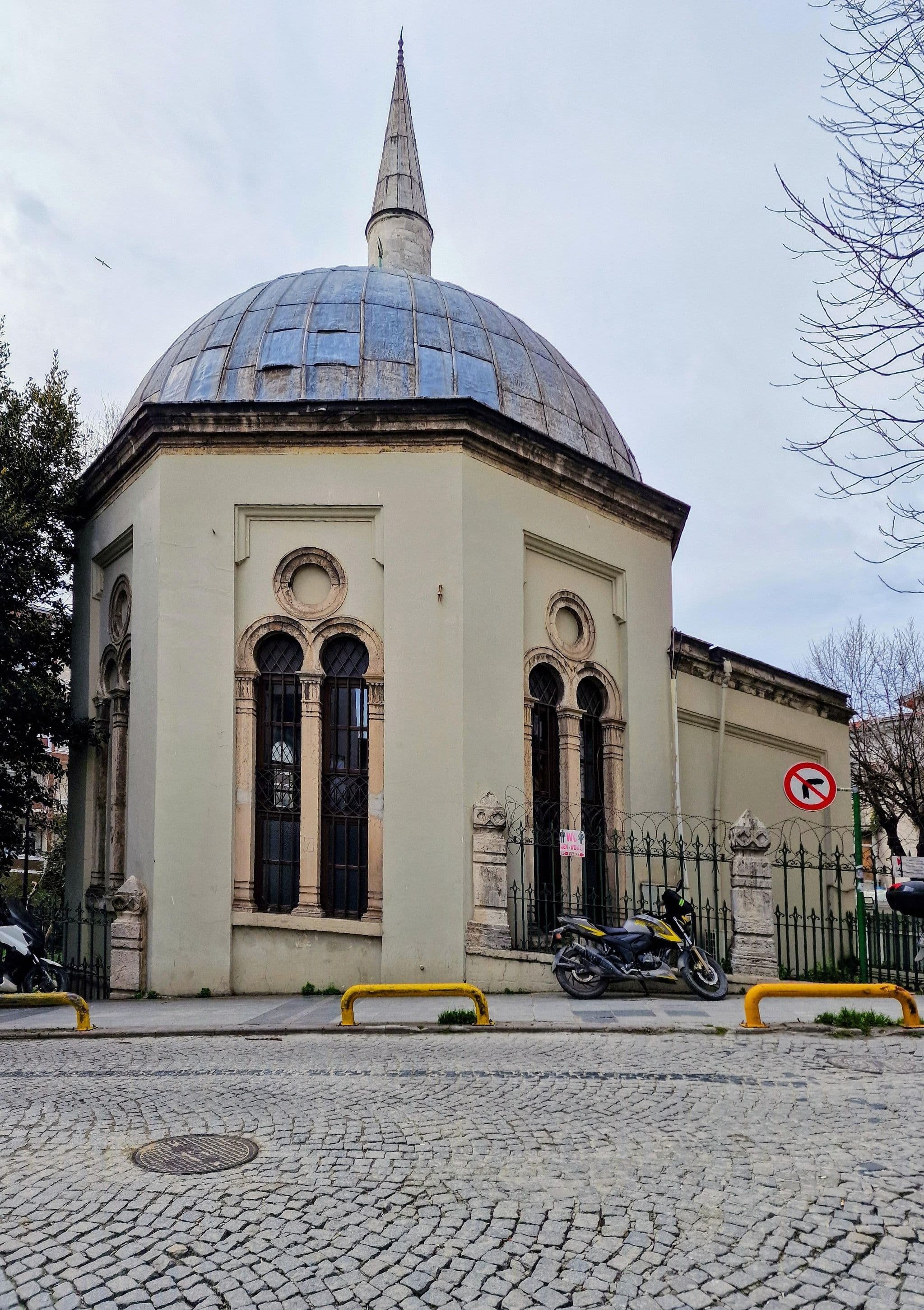 Street view near Sultan park hotel, Sultanahmet — © km2bp (CC BY-SA · Mapillary)
