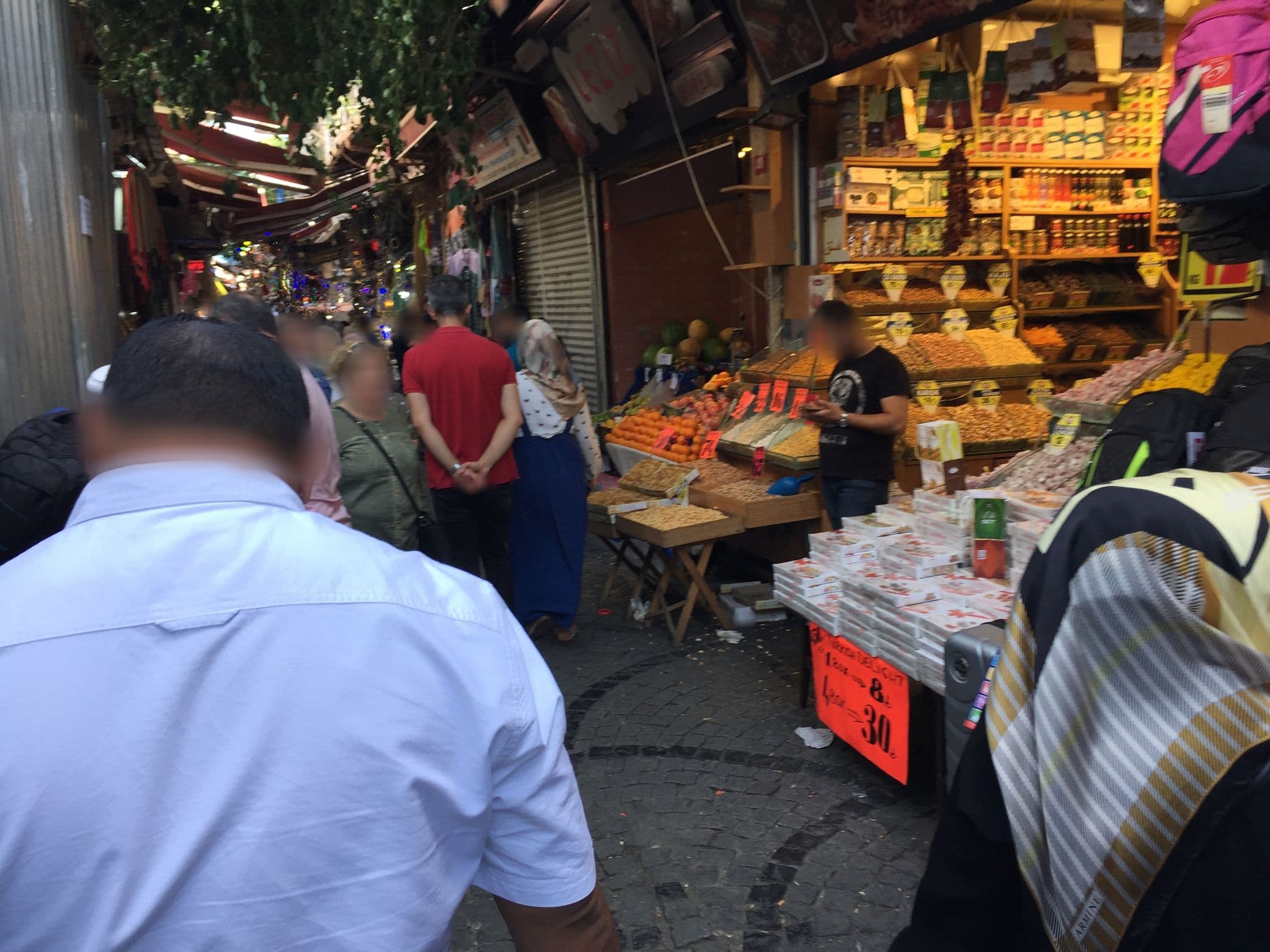 Street view near Üçler Han, Eminönü