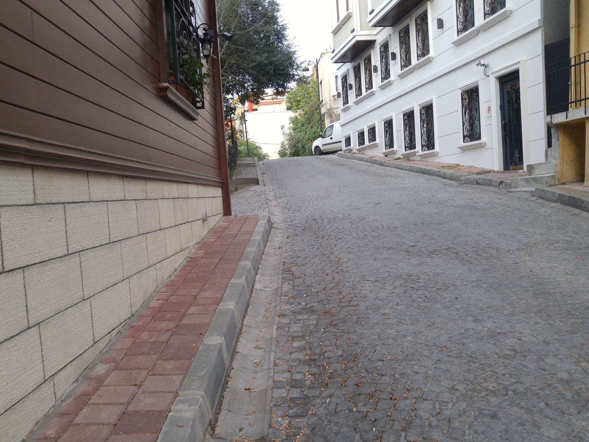 Street view near Emine Sultan Hotel, Sultanahmet