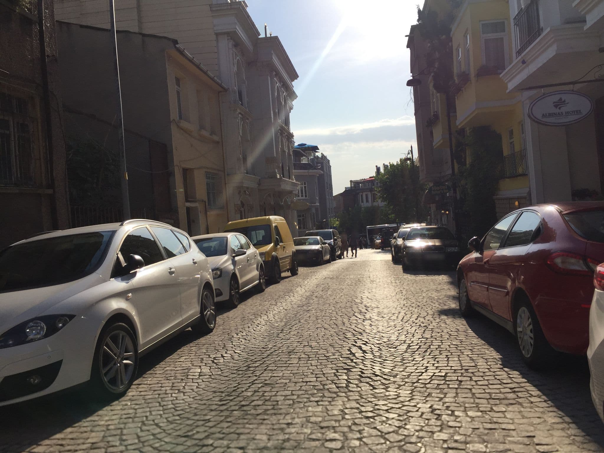 Street view near Asmalı hotel, Sultanahmet — © sessiznotalar (CC BY-SA · Mapillary)