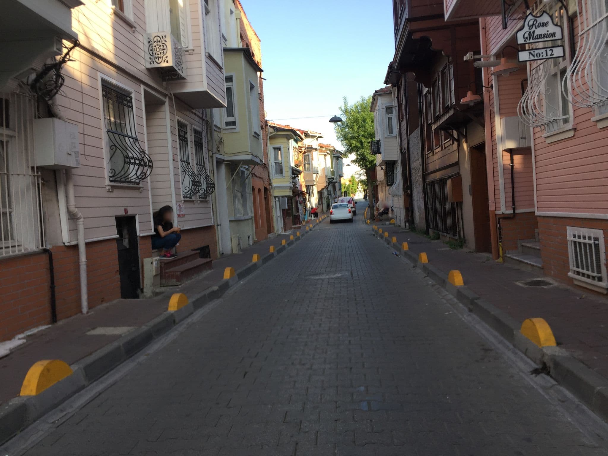 Street view near Dualis Otel, Sultanahmet — © sessiznotalar (CC BY-SA · Mapillary)