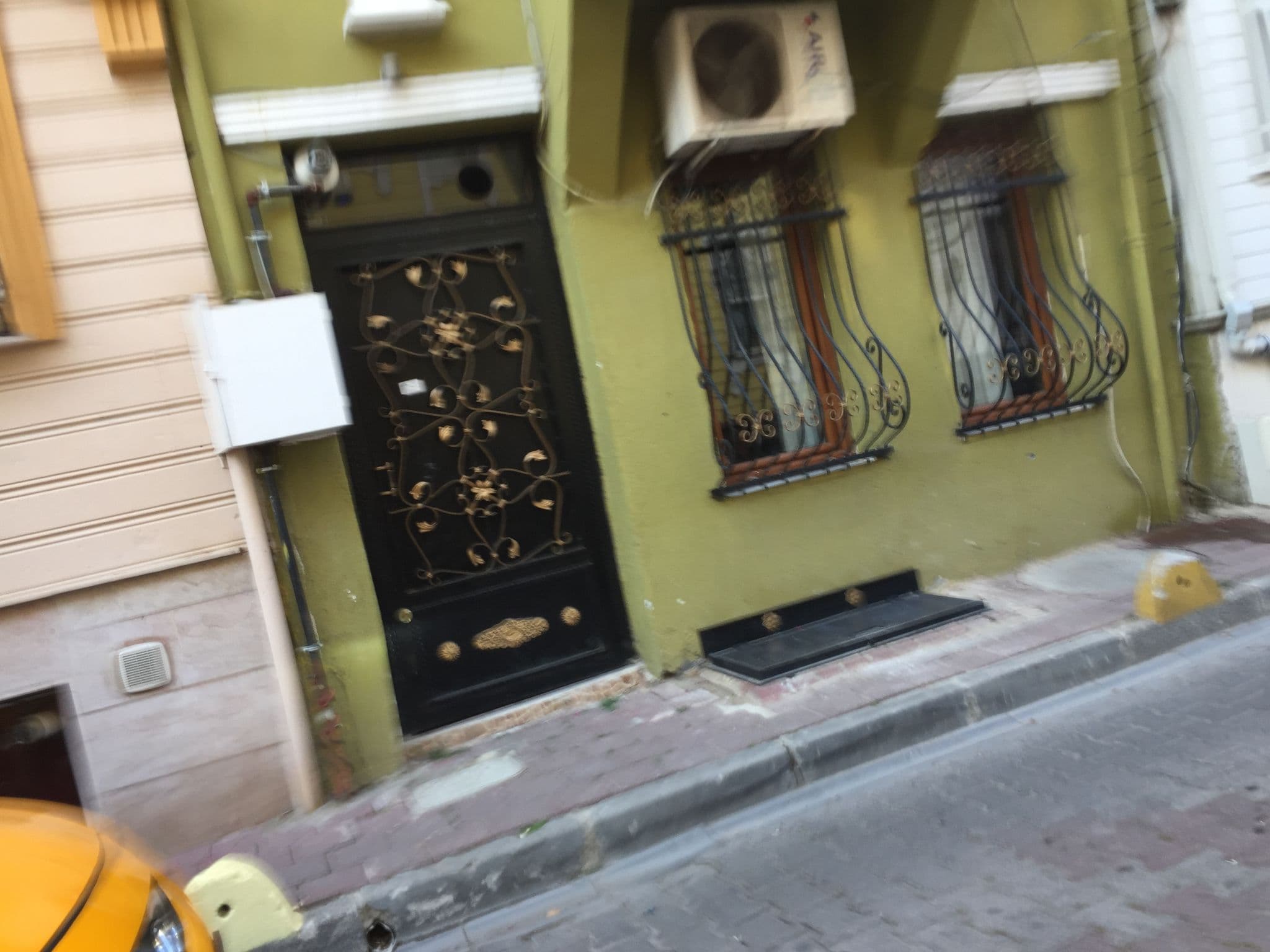 Street view near Three Floor Apartments, Sultanahmet