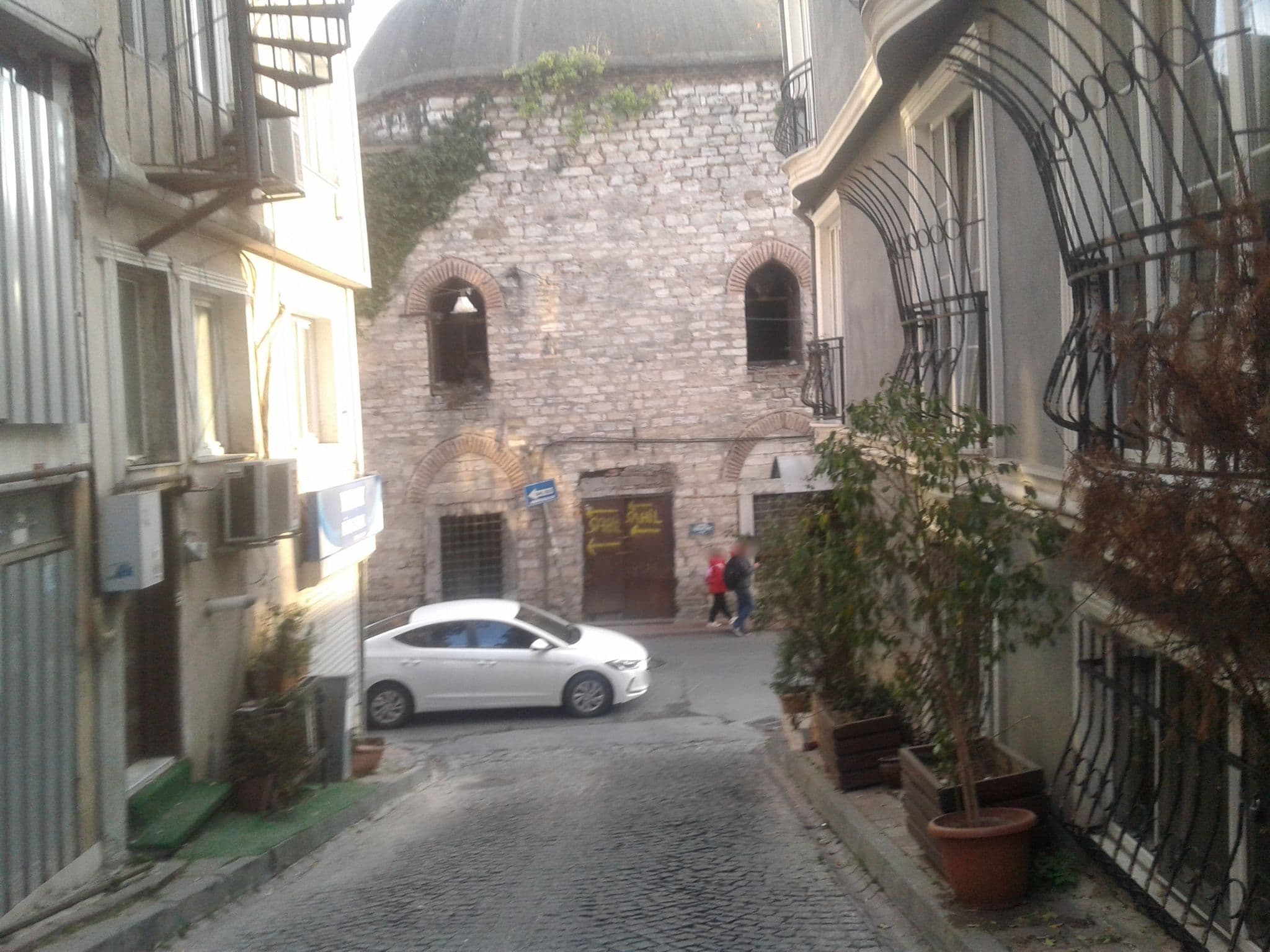 Street view near Mete Apartments, Sultanahmet — © hemengul (CC BY-SA · Mapillary)