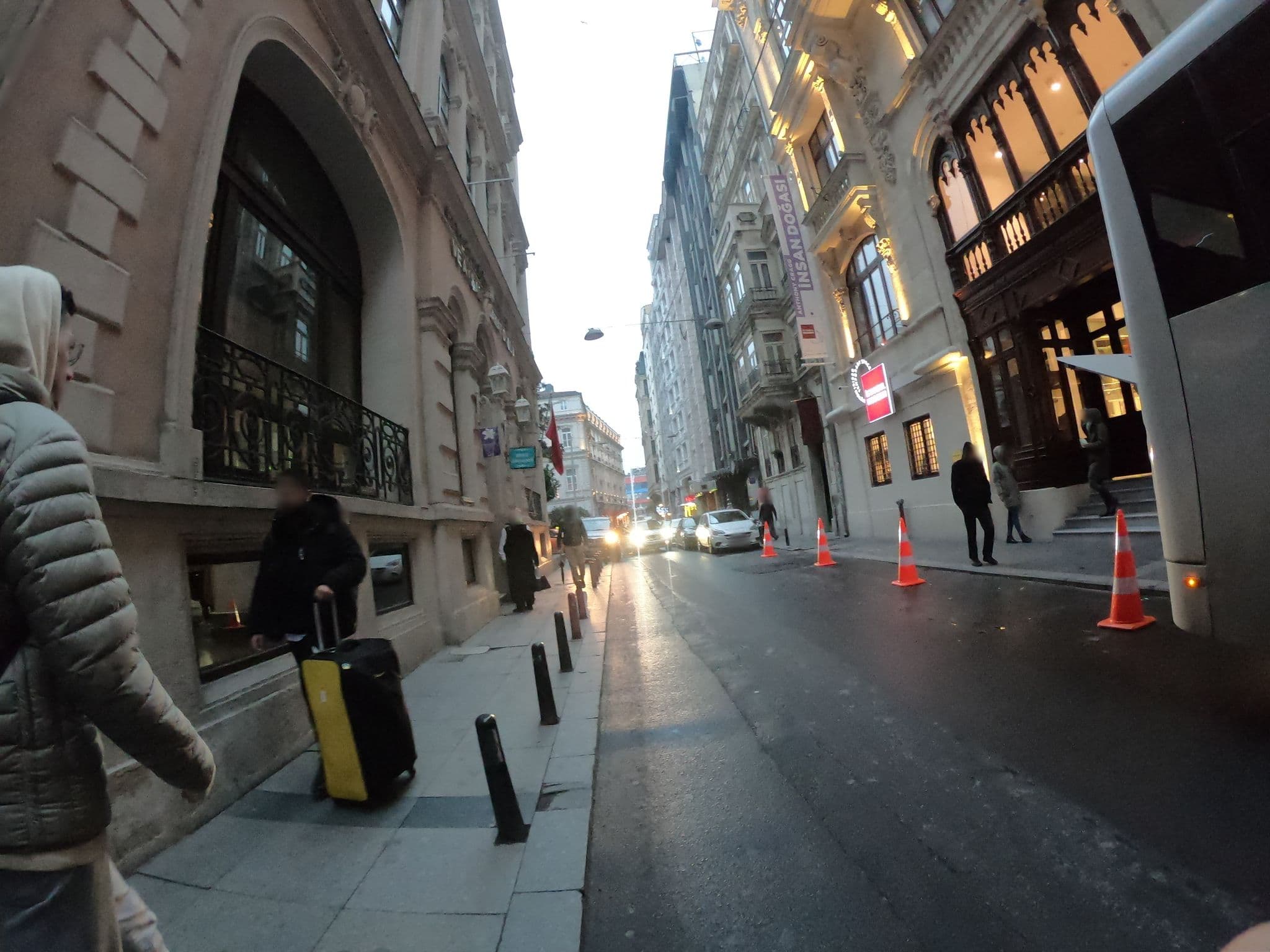 Street view near Beyoğlu Öğretmenevi, Eminönü