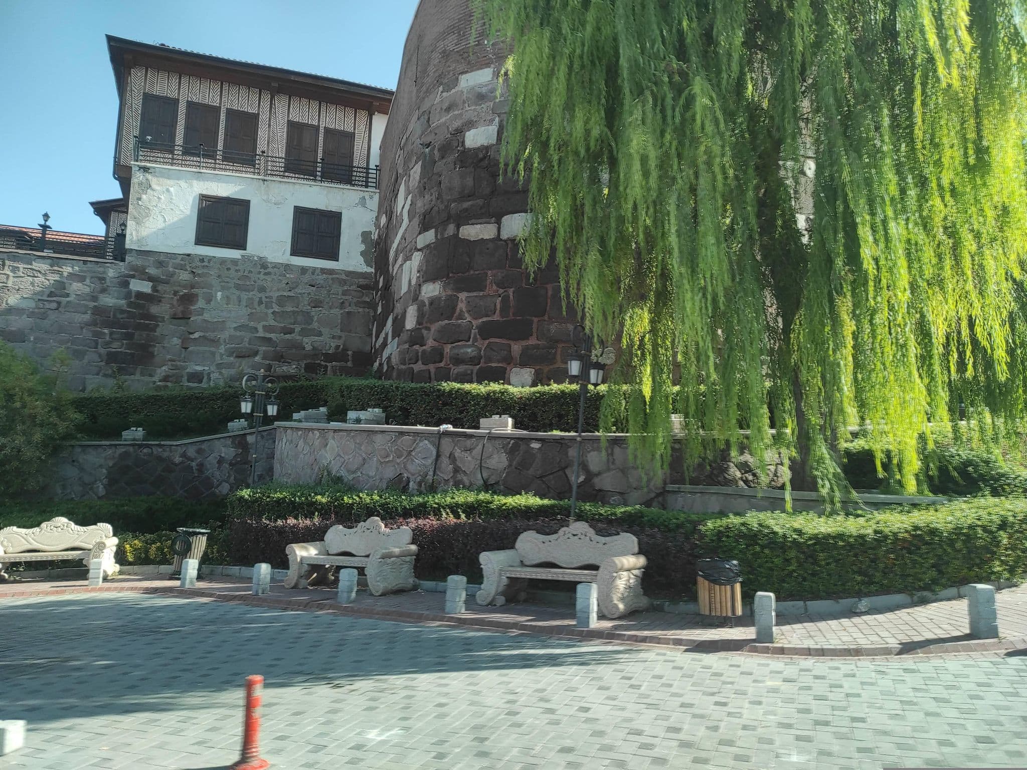 Street view near Divan Ankara Çukurhan, Ankara — © AmOosm (CC BY-SA · Mapillary)