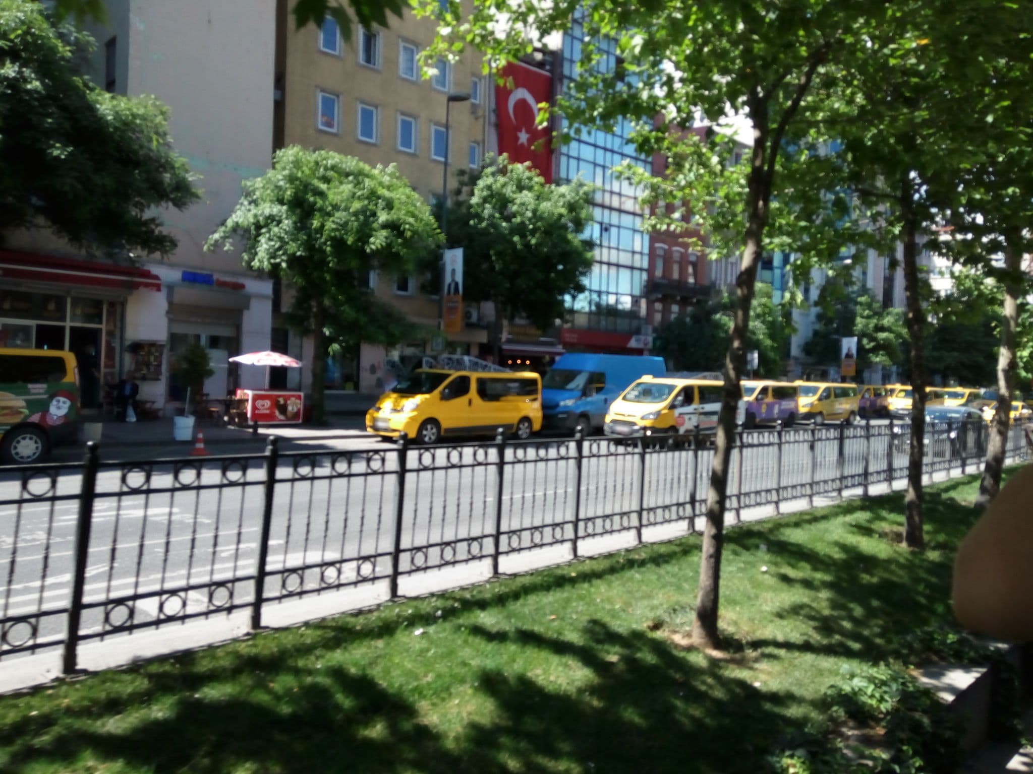 Street view near Garlon Residence, Eminönü