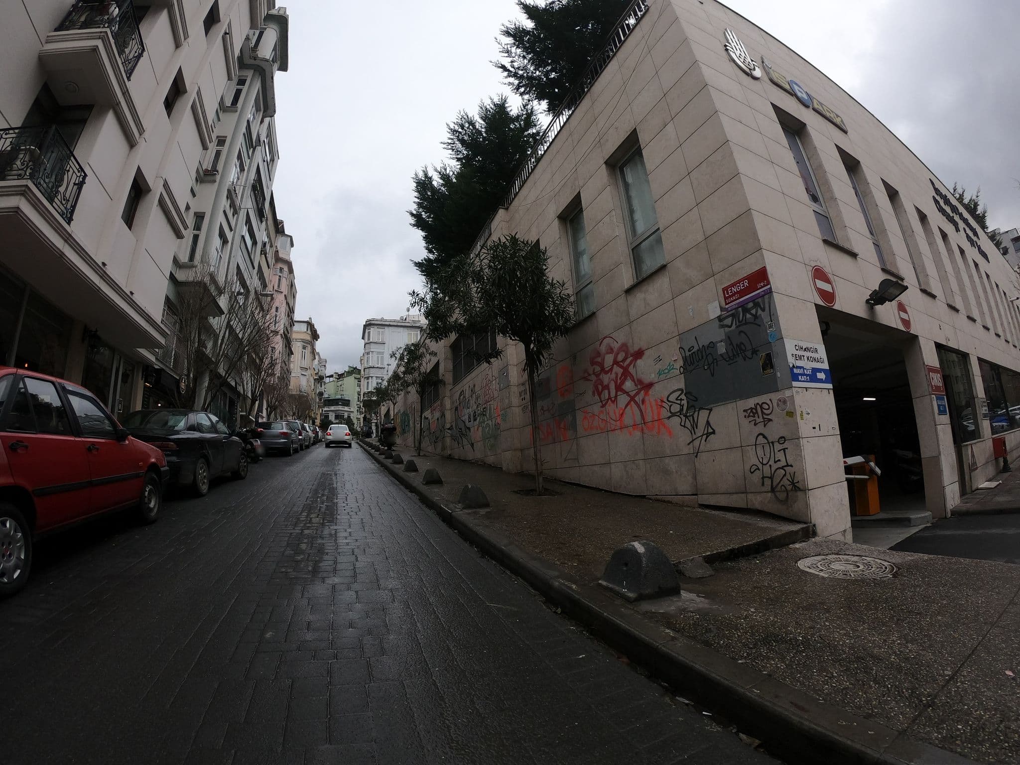 Street view near Beyoğlu Belediyesi Semt Konağı, Eminönü