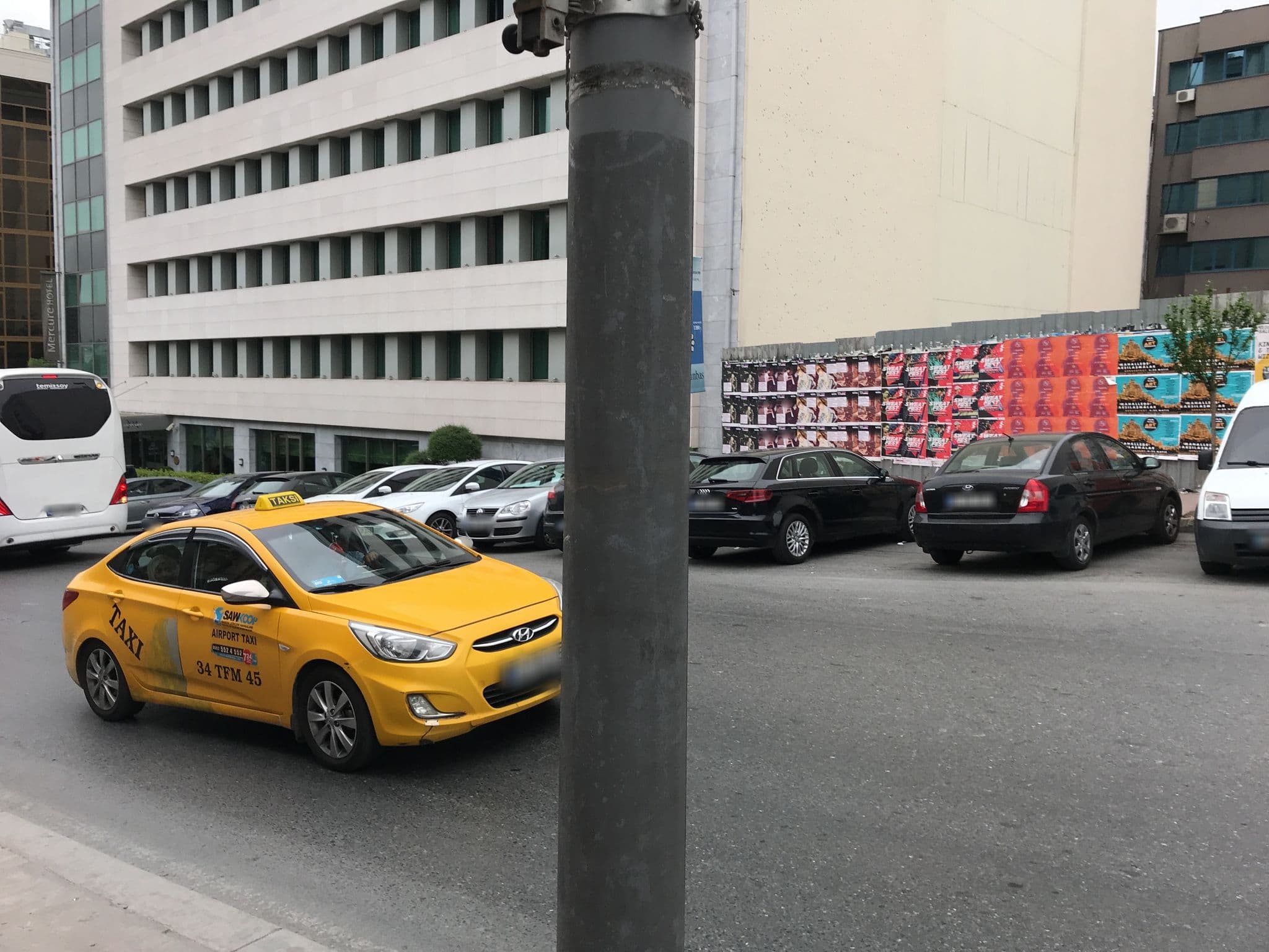 Street view near The Artisan MGallery Istanbul, Üsküdar — © oguzozak (CC BY-SA · Mapillary)