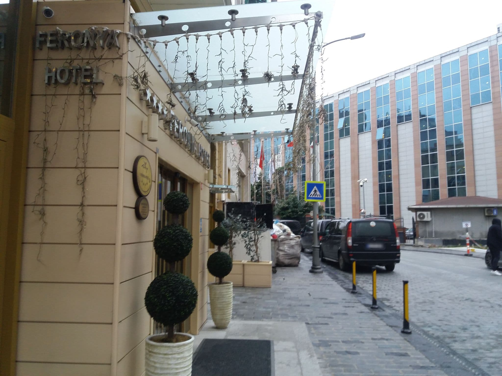 Street view near Feronya Hotel, Şişli