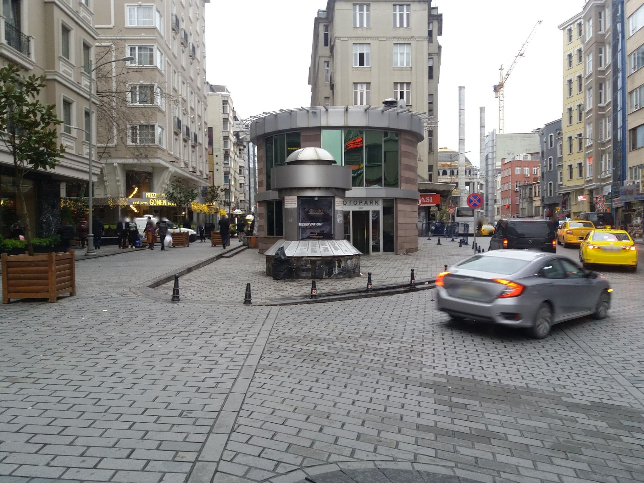 Street view near Ess Hotel, Şişli — © asturksever (CC BY-SA · Mapillary)