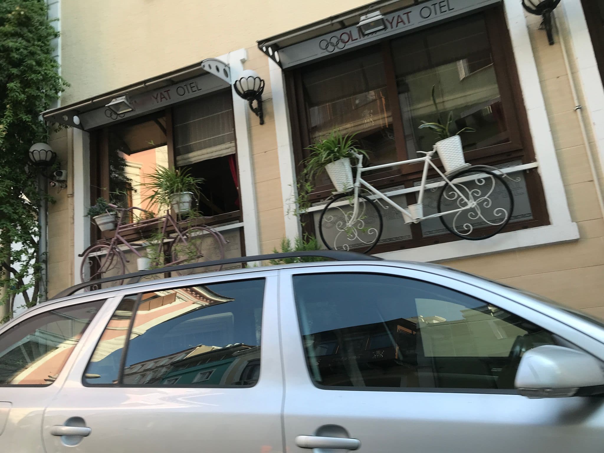 Street view near Olimpiyat Otel, İzmir — © hderinoz (CC BY-SA · Mapillary)