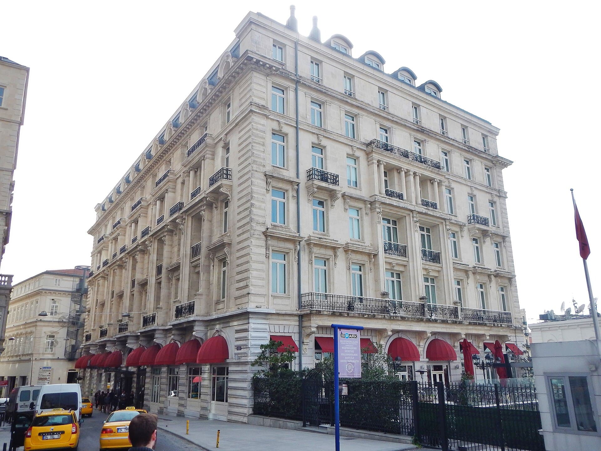Pera Palace Hotel (via Wikimedia Commons, CC BY 3.0)