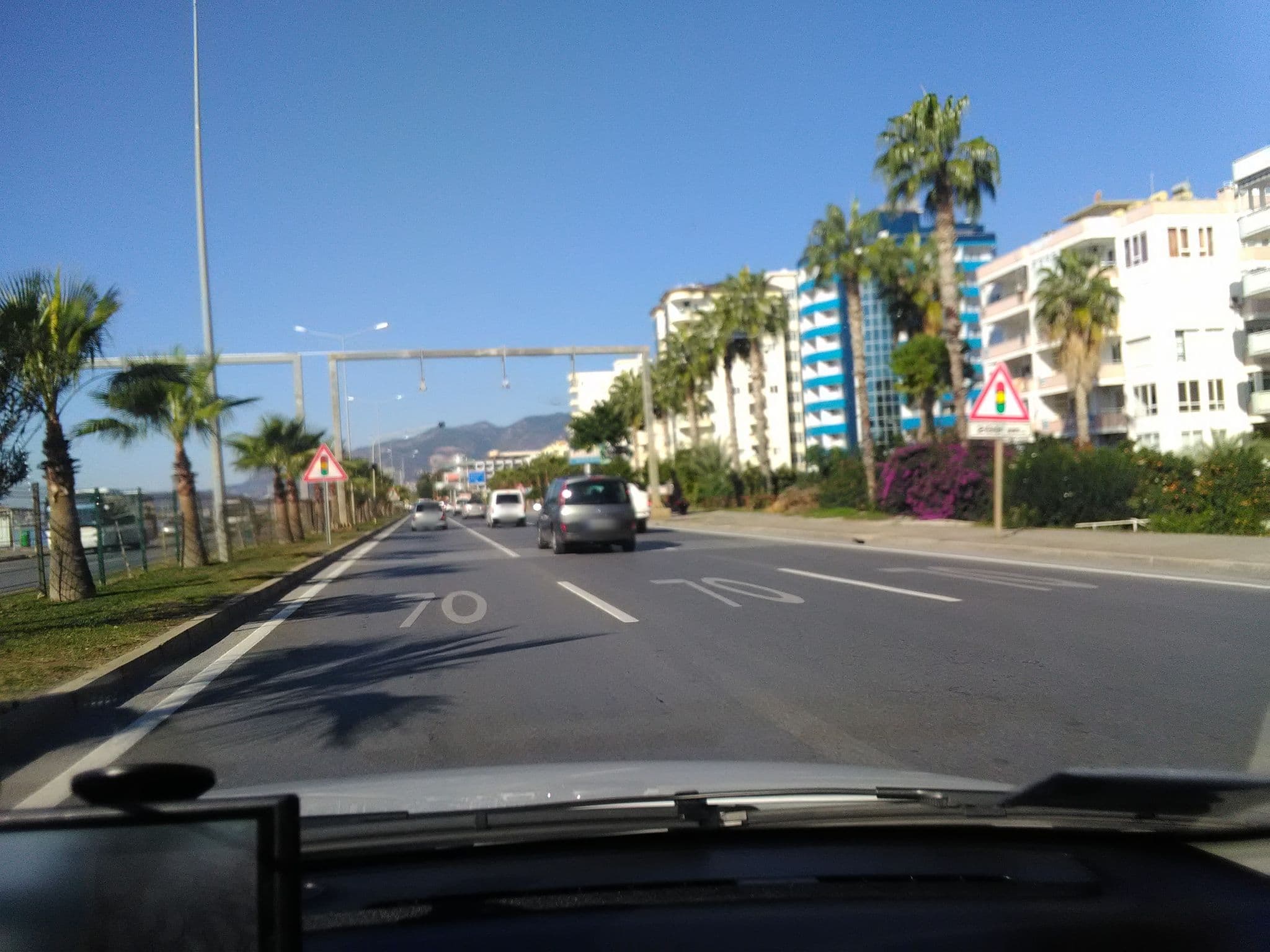 Street view near Dim Suit Hotel, Tosmur — © andershl (CC BY-SA · Mapillary)