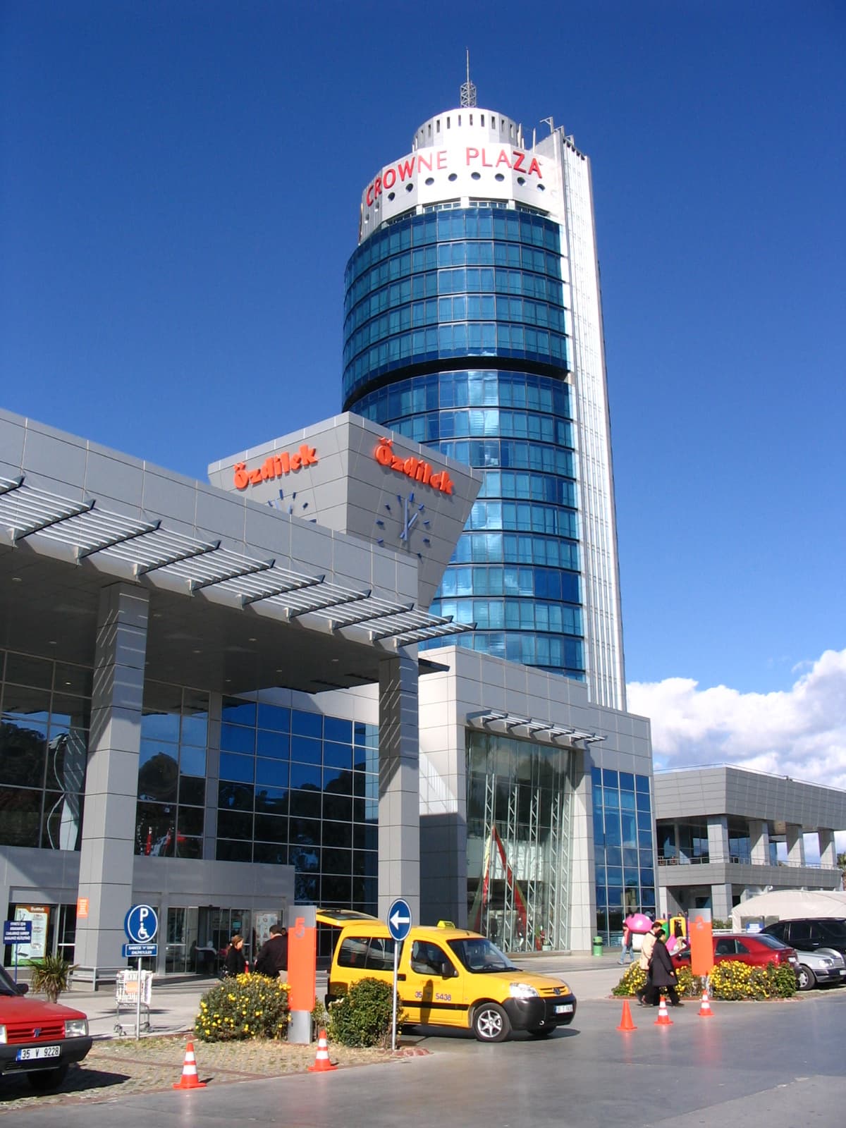 Wyndham Grand İzmir Özdilek (via Wikimedia Commons, Public domain)