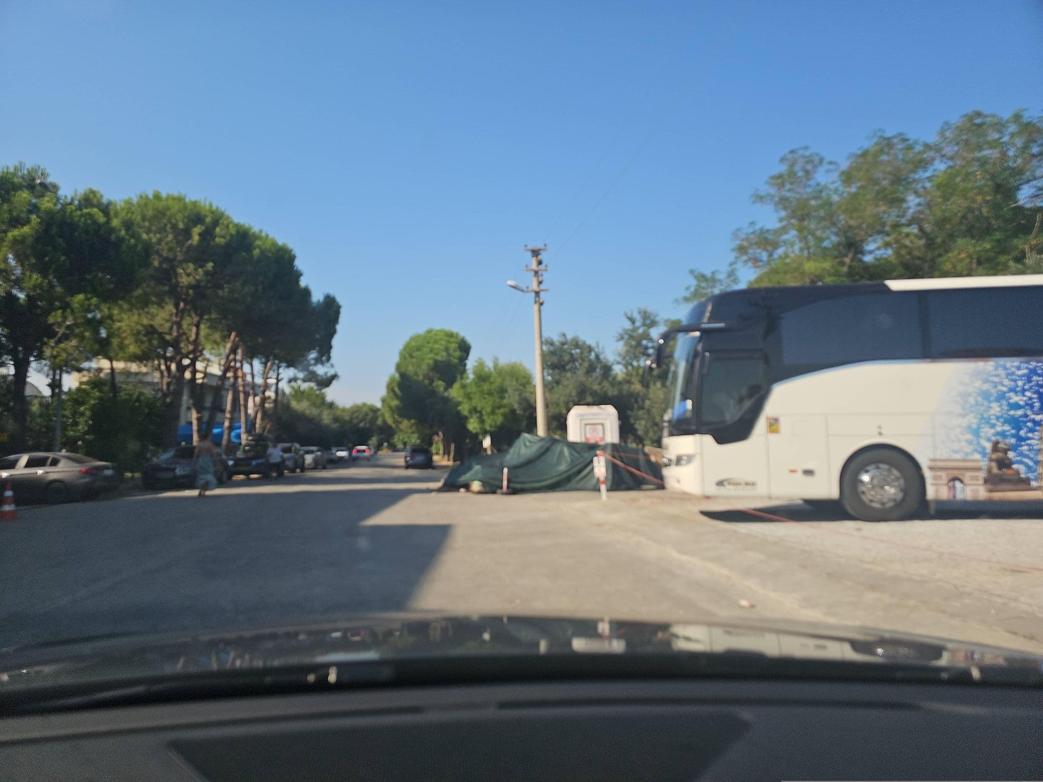 Street view near Otel Iris, Güzelyalı — © observer17 (CC BY-SA · Mapillary)