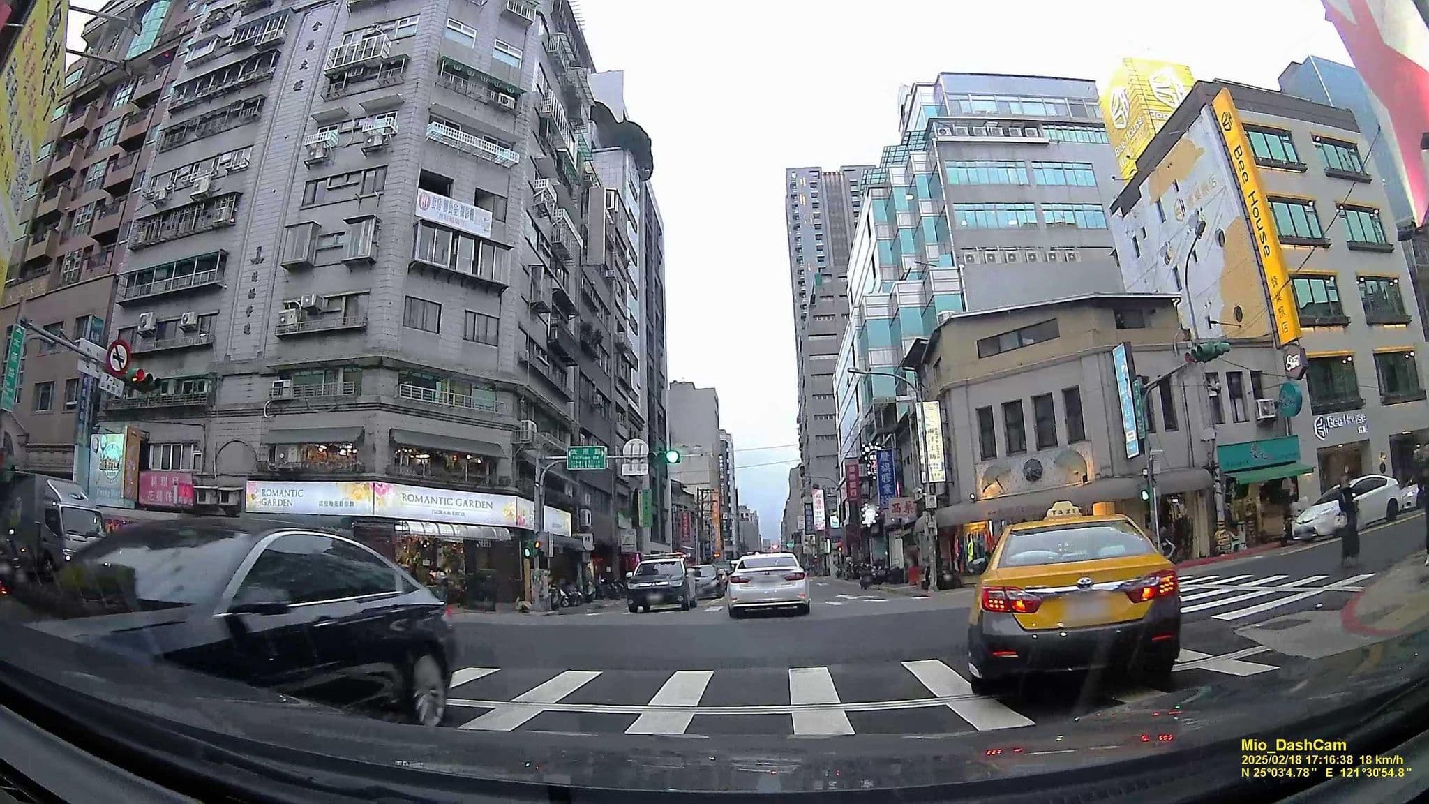 Street view near 蜂巢 Bee House, Taipei — © hcyen (CC BY-SA · Mapillary)