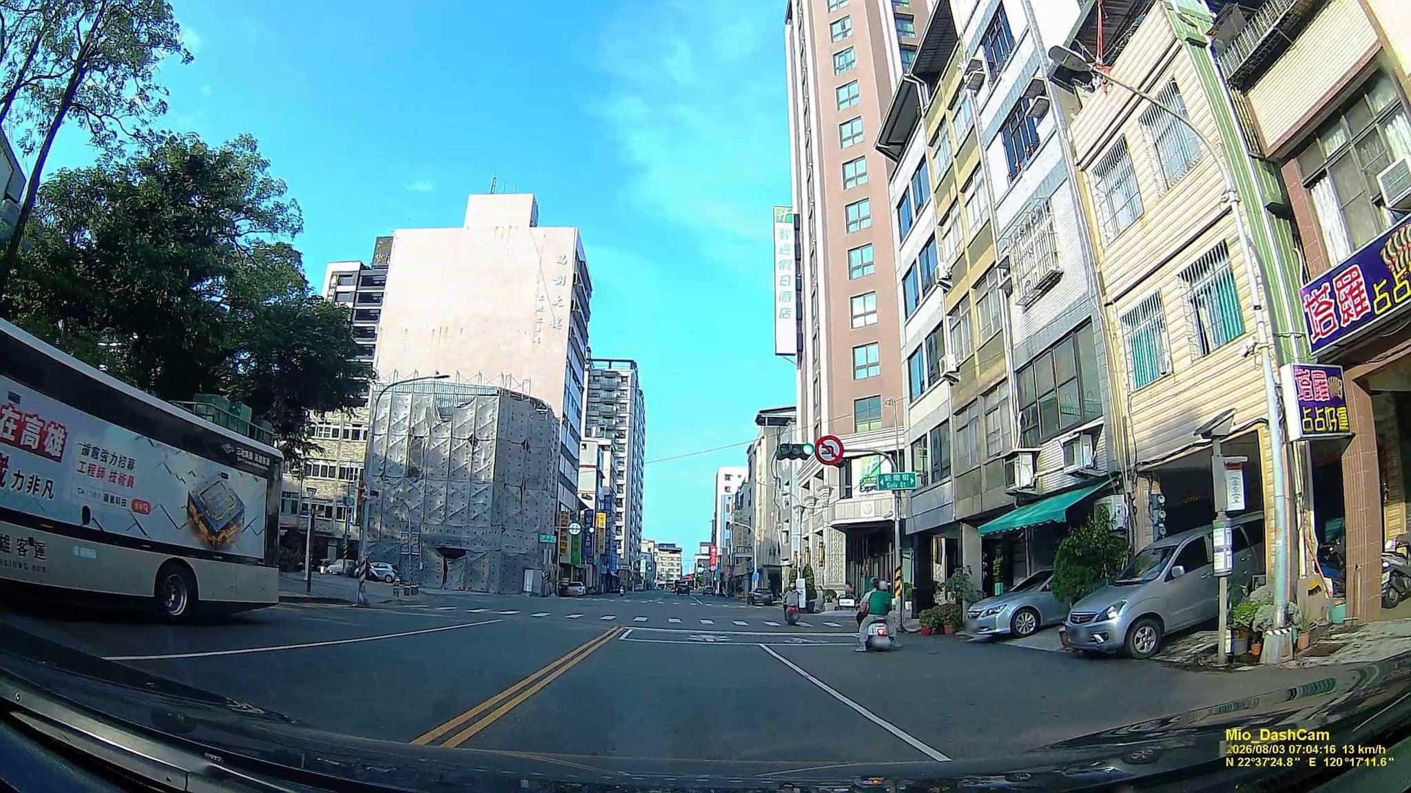 Street view near F Hotel 愛河館, Kaohsiung — © hcyen (CC BY-SA · Mapillary)
