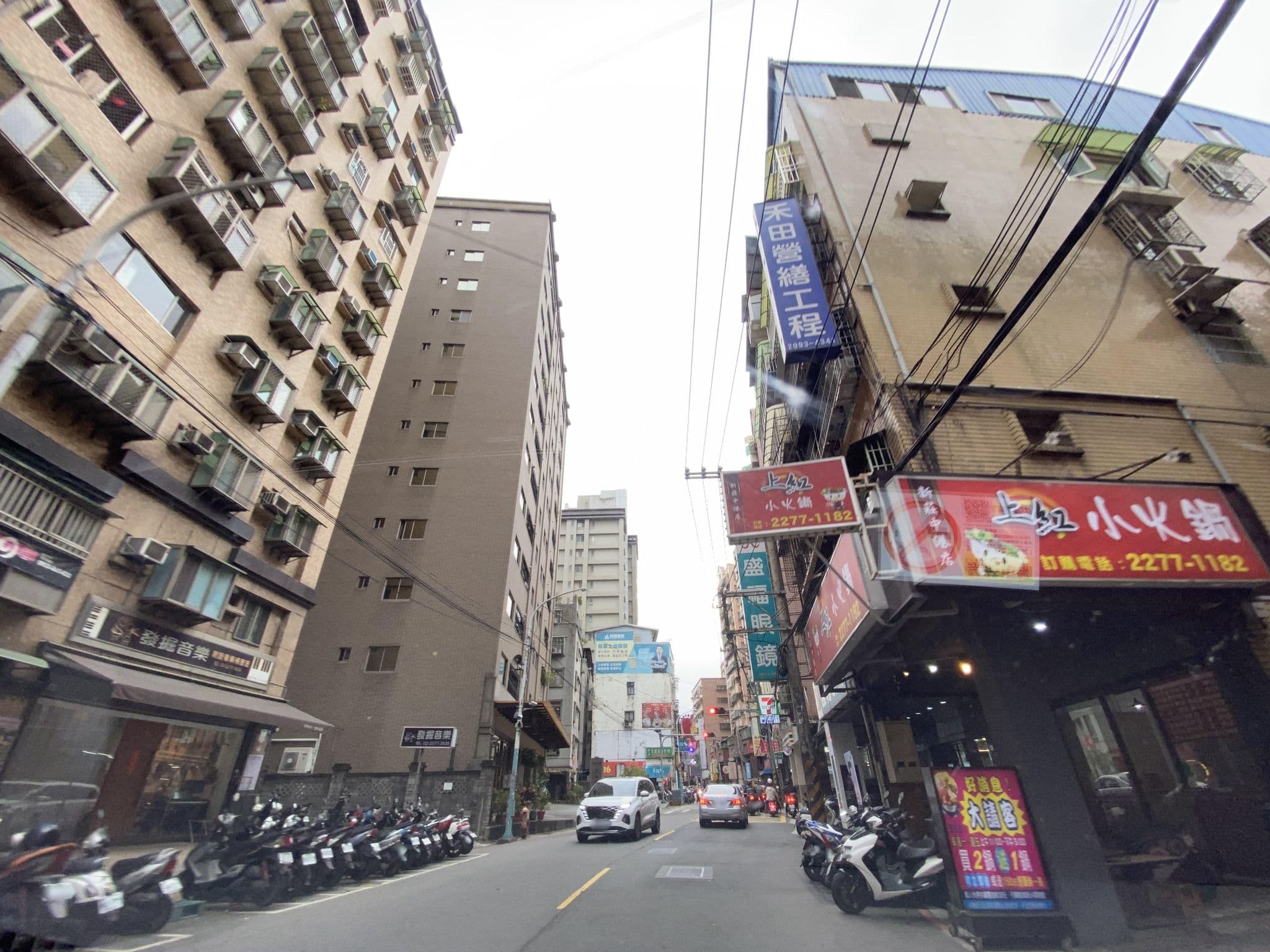 Street view near 花蝶晶漾商旅（HOTEL）, New Taipei City — © irvinfly (CC BY-SA · Mapillary)
