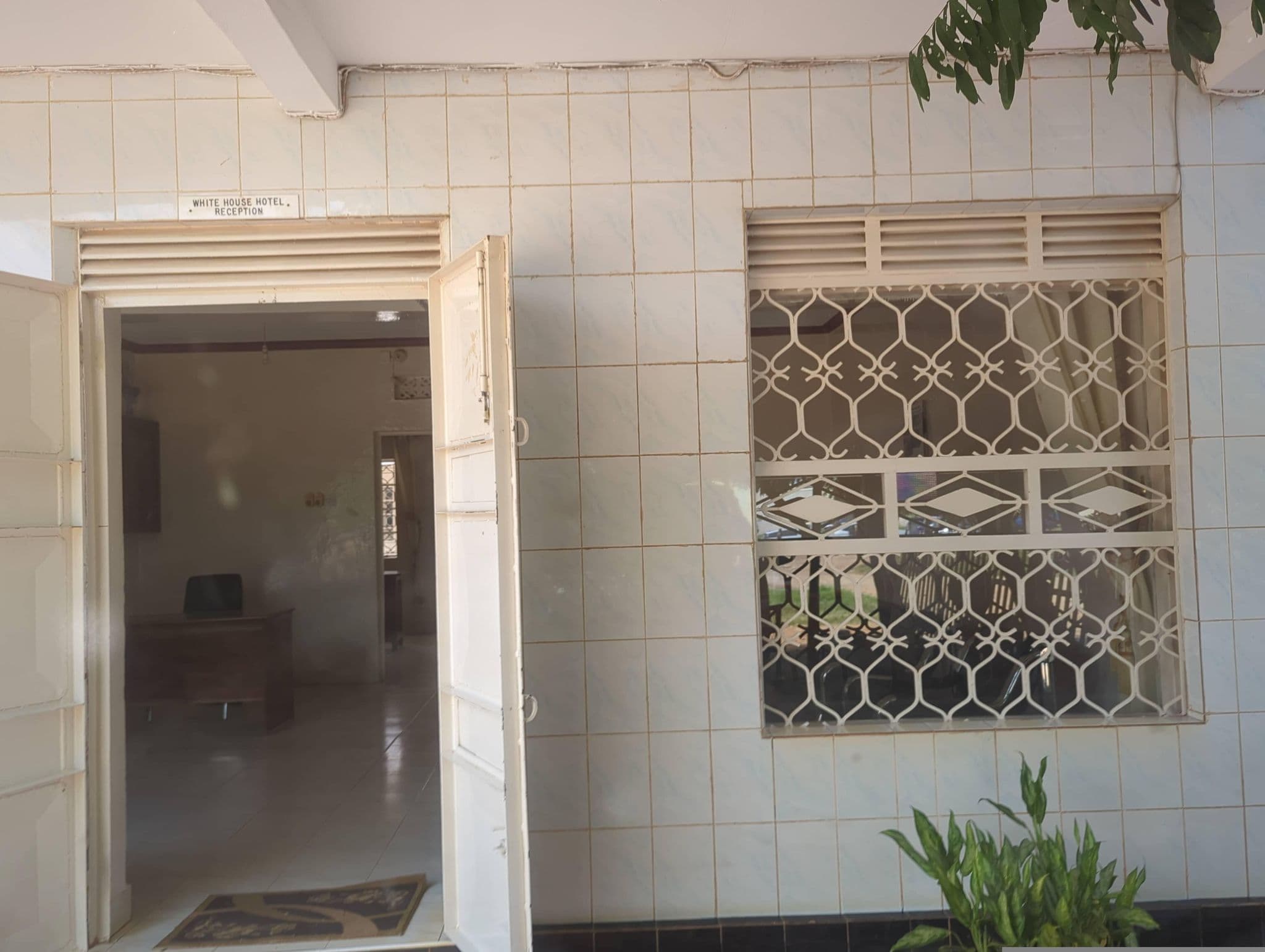 Street view near Divine hotel, Kasese — © jfrek (CC BY-SA · Mapillary)