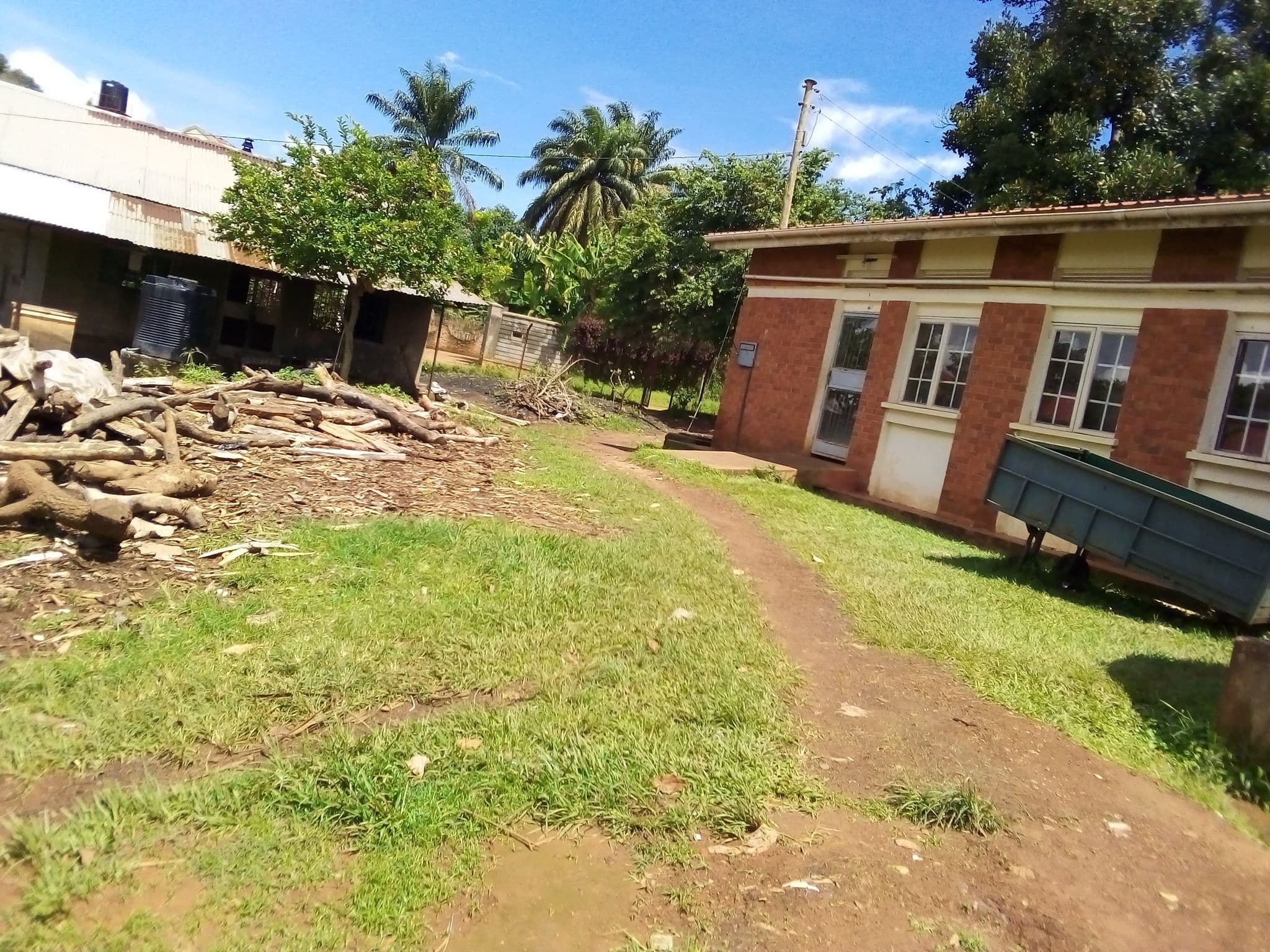 Street view near Obama, Entebbe — © gol (CC BY-SA · Mapillary)