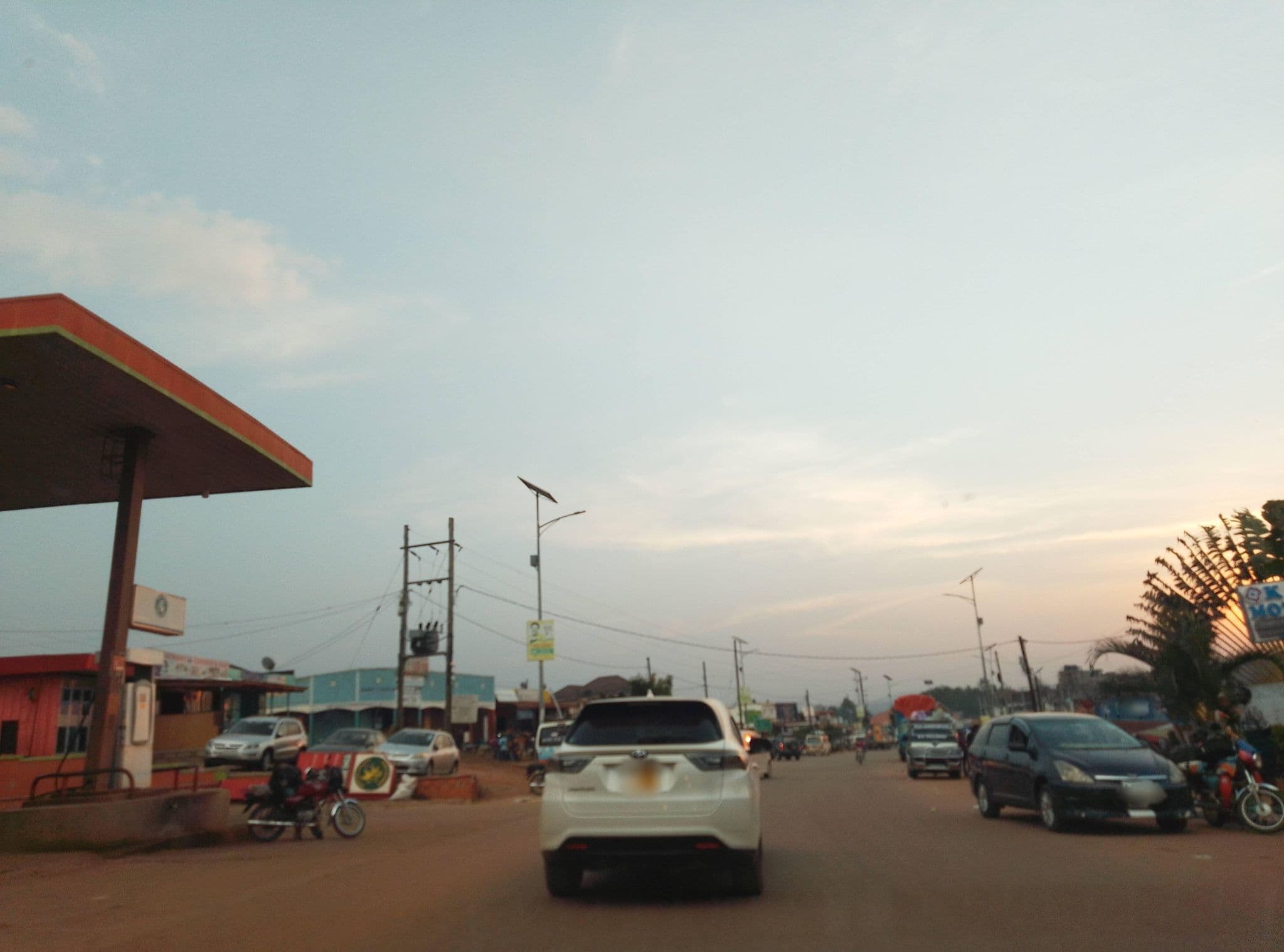 Street view near Kai motel & restaurant, Kyenjojo — © bagonzars (CC BY-SA · Mapillary)