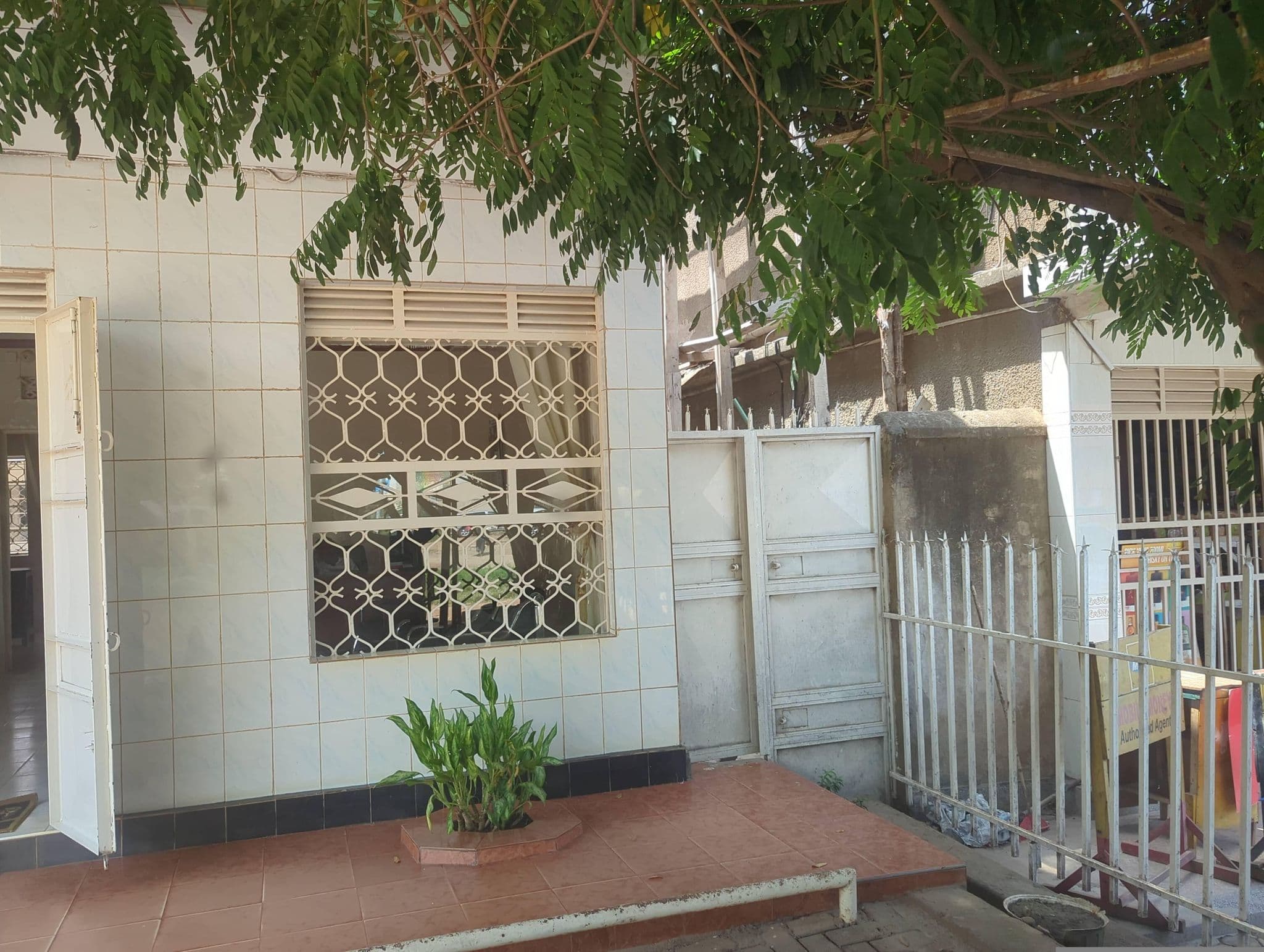 Street view near Nelo Hope Guest House, Kasese — © jfrek (CC BY-SA · Mapillary)
