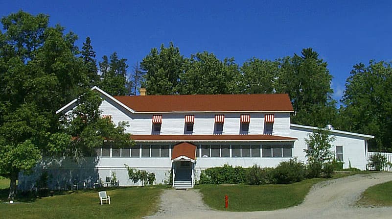 Kettle Falls Hotel (via Wikimedia Commons, Public domain)