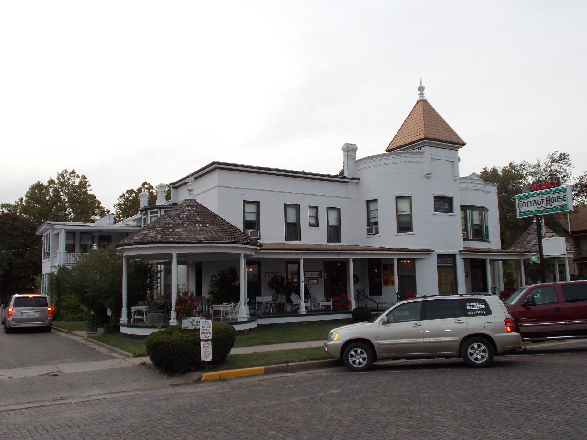 The Cottage House Hotel & Motel (via Wikimedia Commons, CC BY 2.0)
