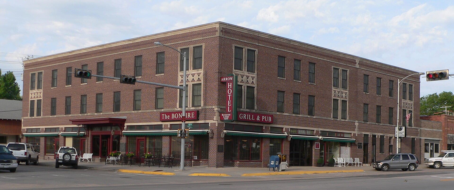 Arrow Hotel Suites (via Wikimedia Commons, Public domain)