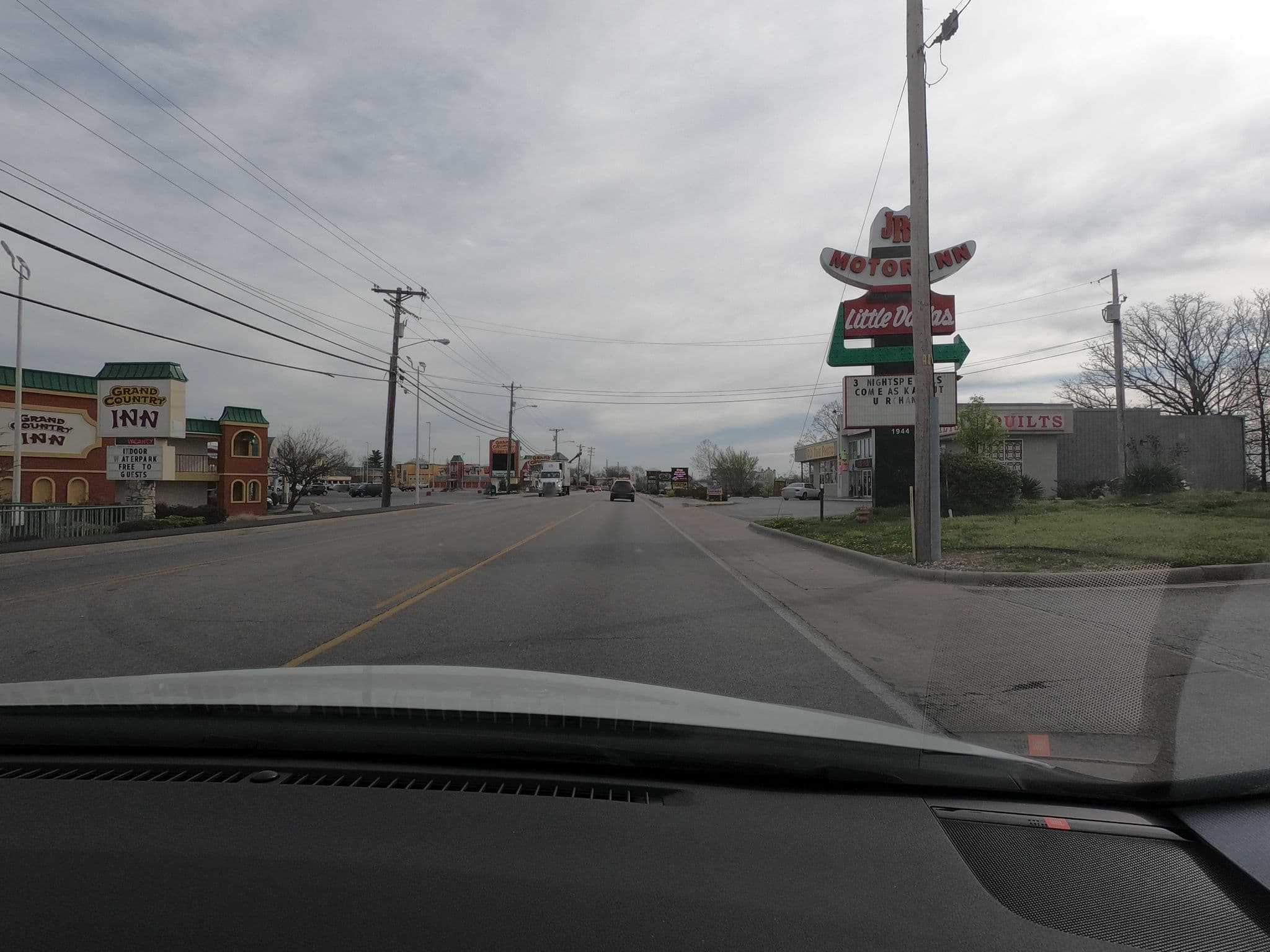 Street view near JR's Motor Inn (Little Dallas), Branson — © toebee (CC BY-SA · Mapillary)
