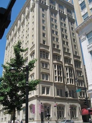 Hotel Kansas City (via Wikimedia Commons, CC BY-SA 3.0)