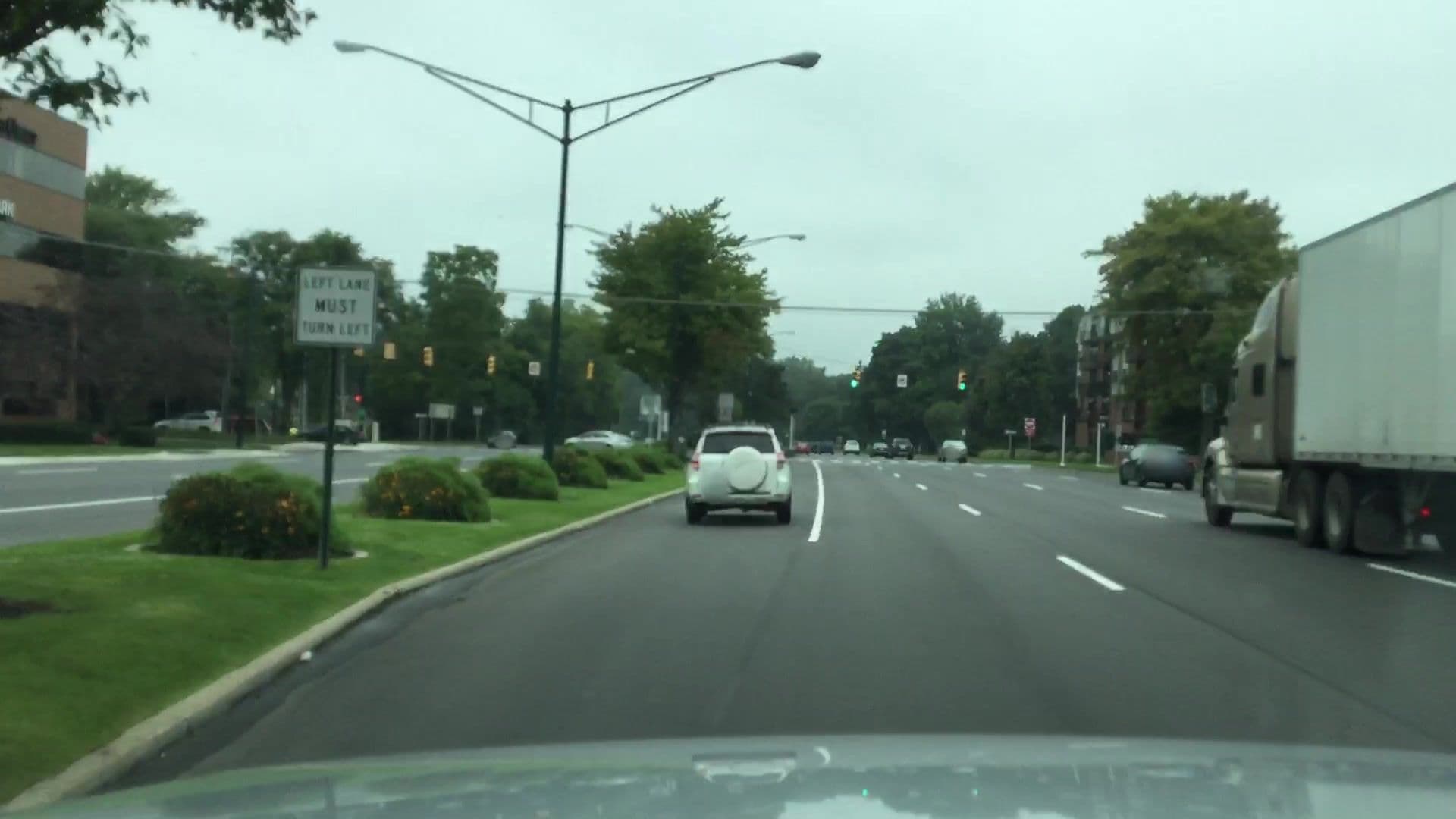 Street view near Holiday Inn Express Detroit-Birmingham, Bloomfield Hills — © lvl5 (CC BY-SA · Mapillary)