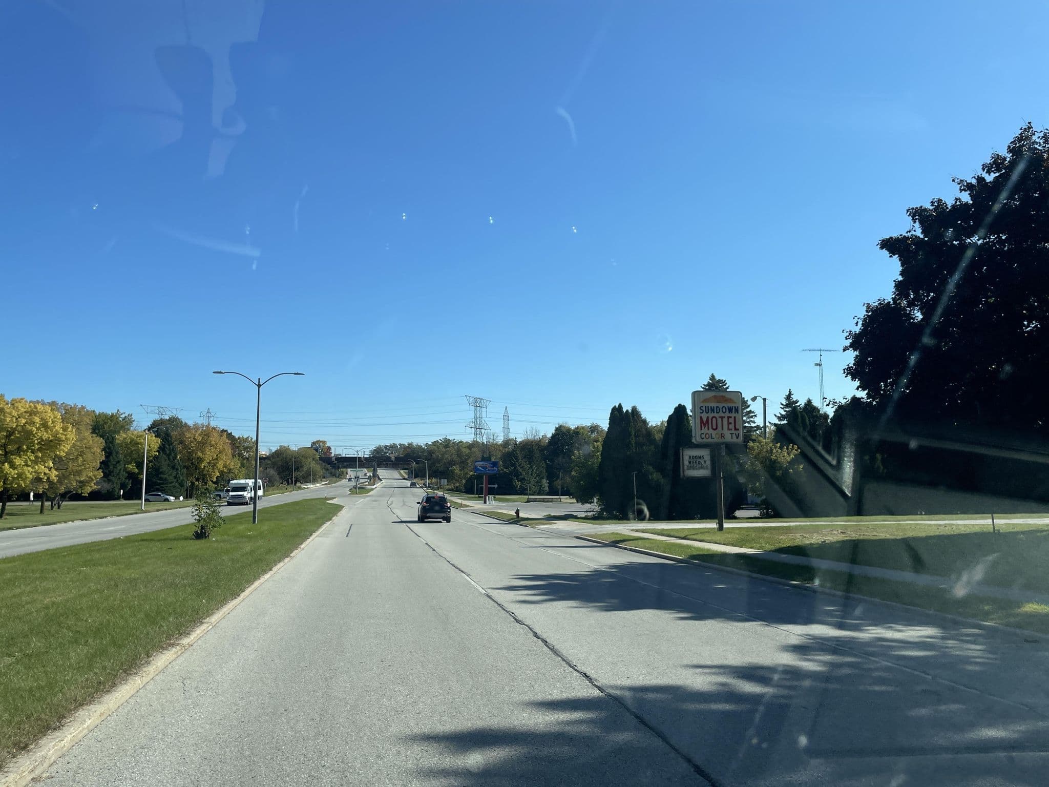 Street view near Sundown Motel, Brown Deer — © yotux (CC BY-SA · Mapillary)