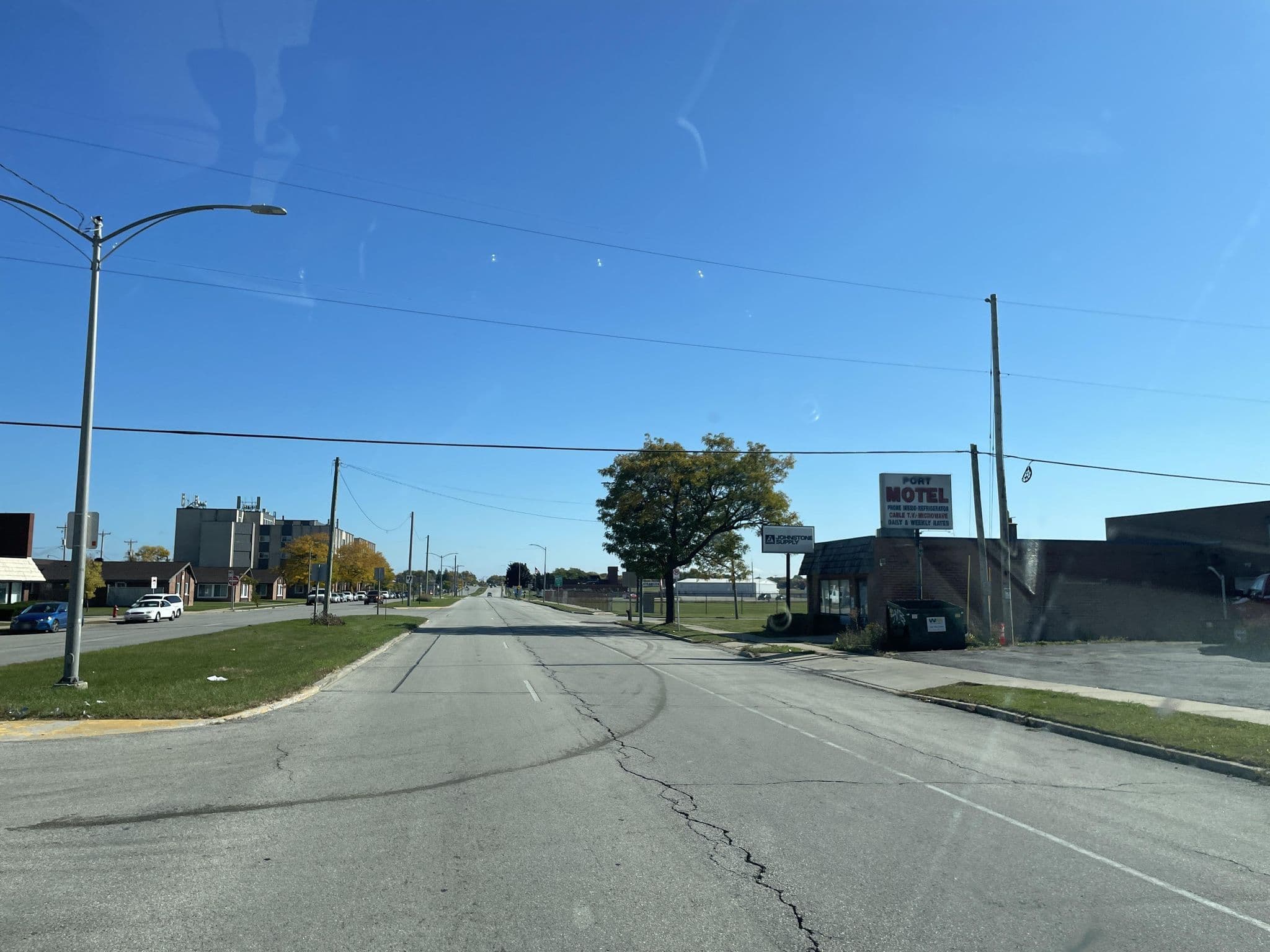 Street view near Port Motel, Brown Deer — © yotux (CC BY-SA · Mapillary)