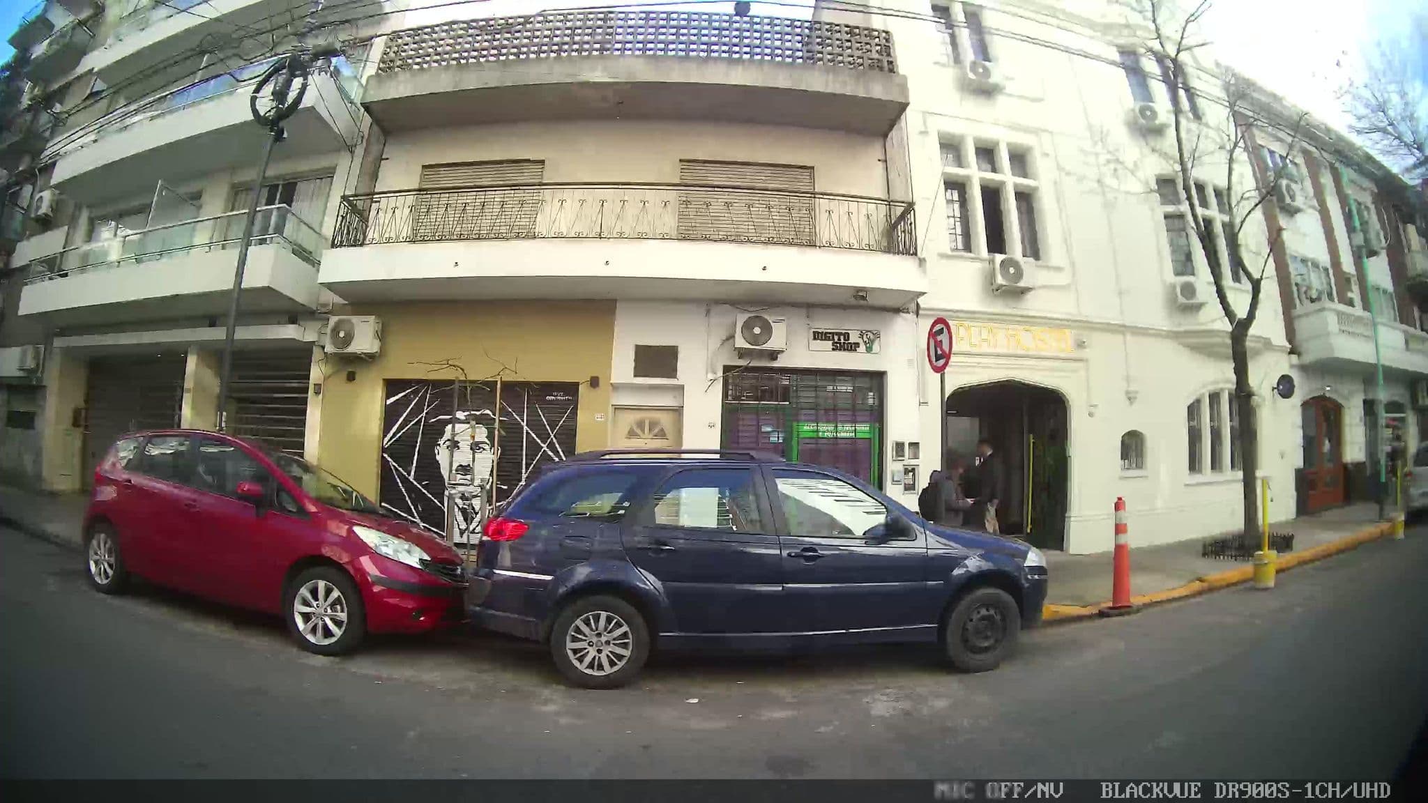 Street view near Art Factory Beer Garden Hostel, Colegiales — © kaart_1 (CC BY-SA · Mapillary)
