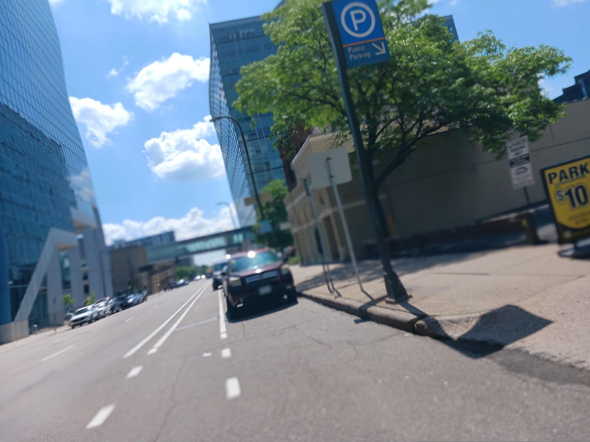 Street view near Oaklands on Ninth, Minneapolis — © ekumbu (CC BY-SA · Mapillary)
