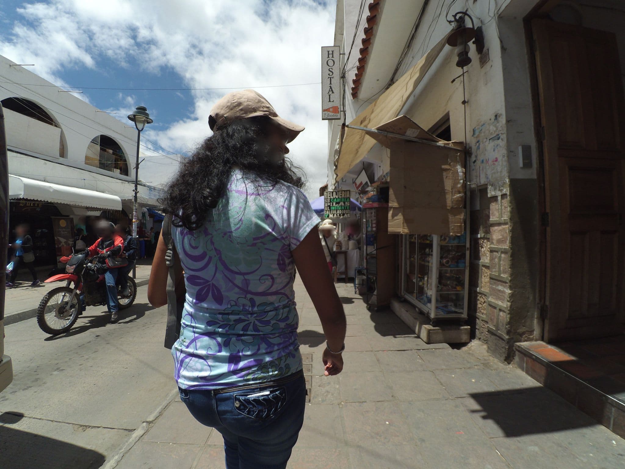 Street view near La Escondida Hostel, Sucre — © yoviajo (CC BY-SA · Mapillary)