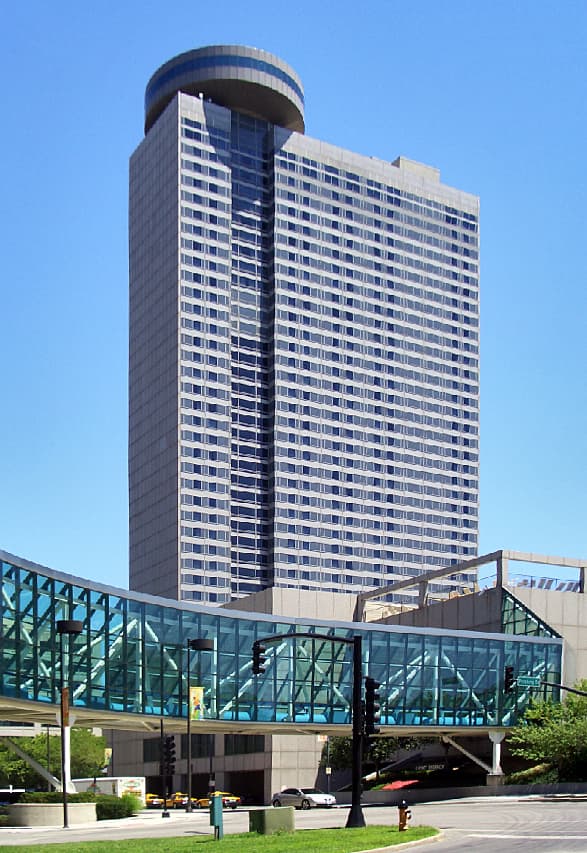 Sheraton Kansas City Hotel at Crown Center (via Wikimedia Commons, Public domain)